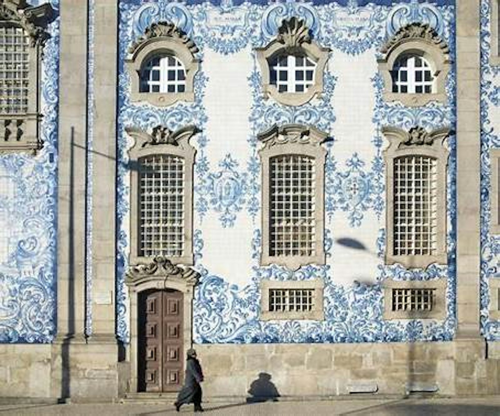 Carrelage azulejo à l'extérieur de l'Igreja do Carmo, Porto