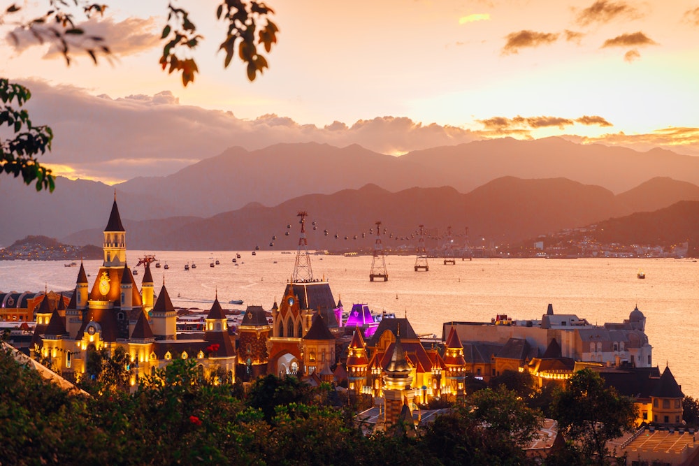 VinWonders park and Hon Tre Cable Car