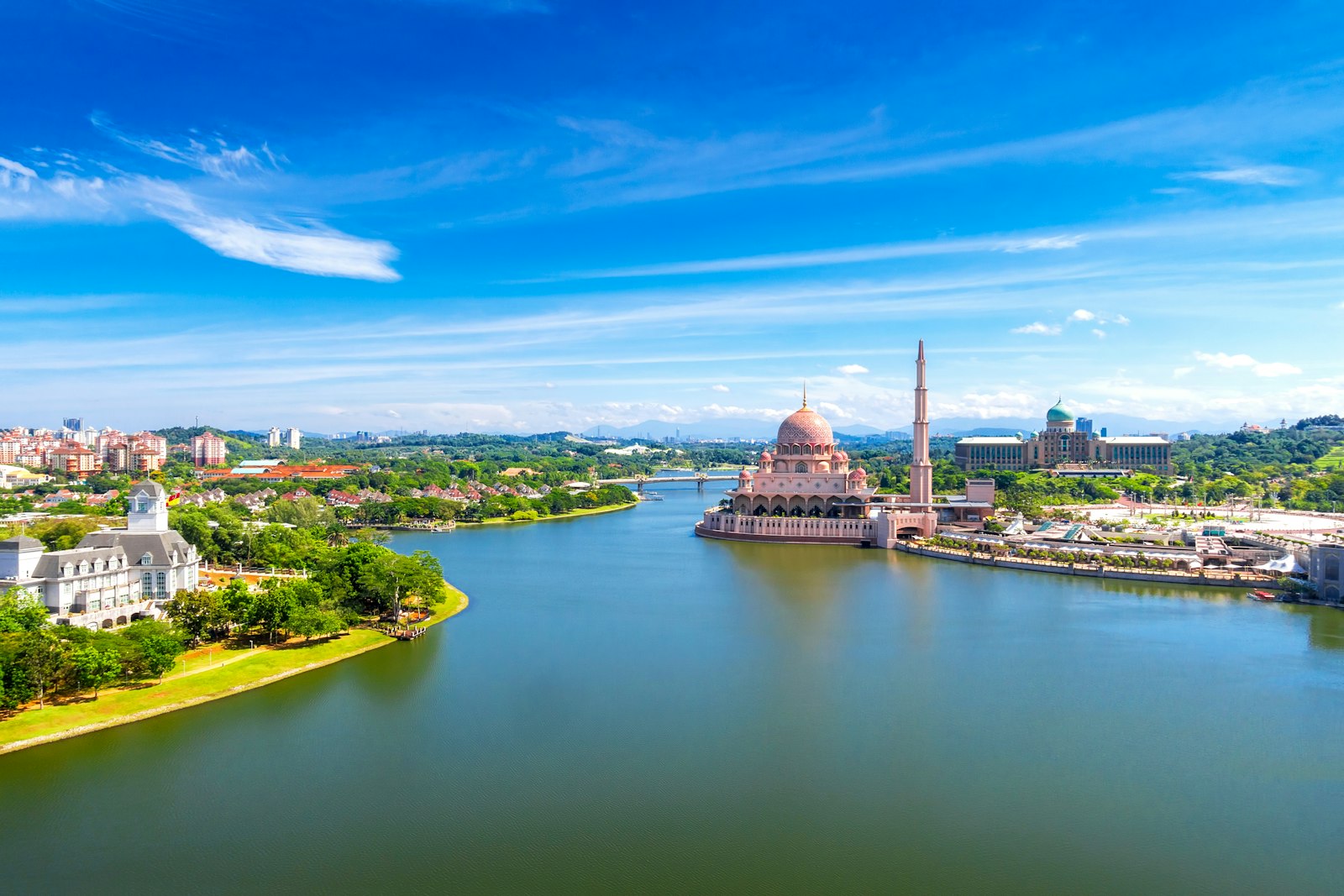 Пейзаж Путраджаи, мечеть Путра и здание Пердана Путра.