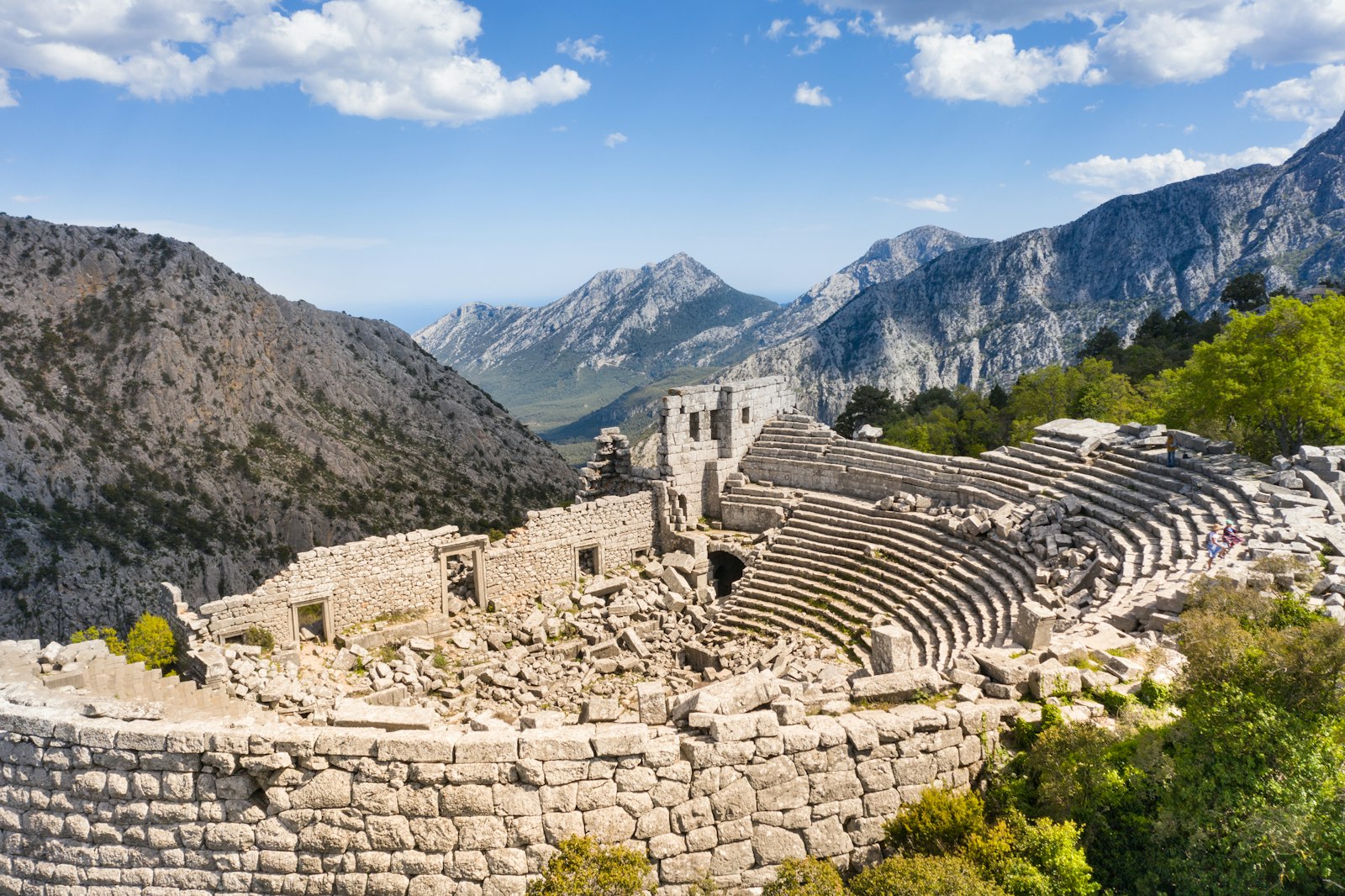 Ruines du théâtre de Termessos, entourées d'un paysage montagneux accidenté