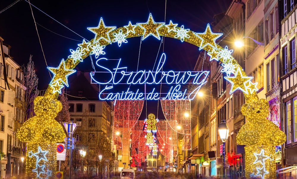 Eingang zur Straßburger Altstadt zur Weihnachtszeit