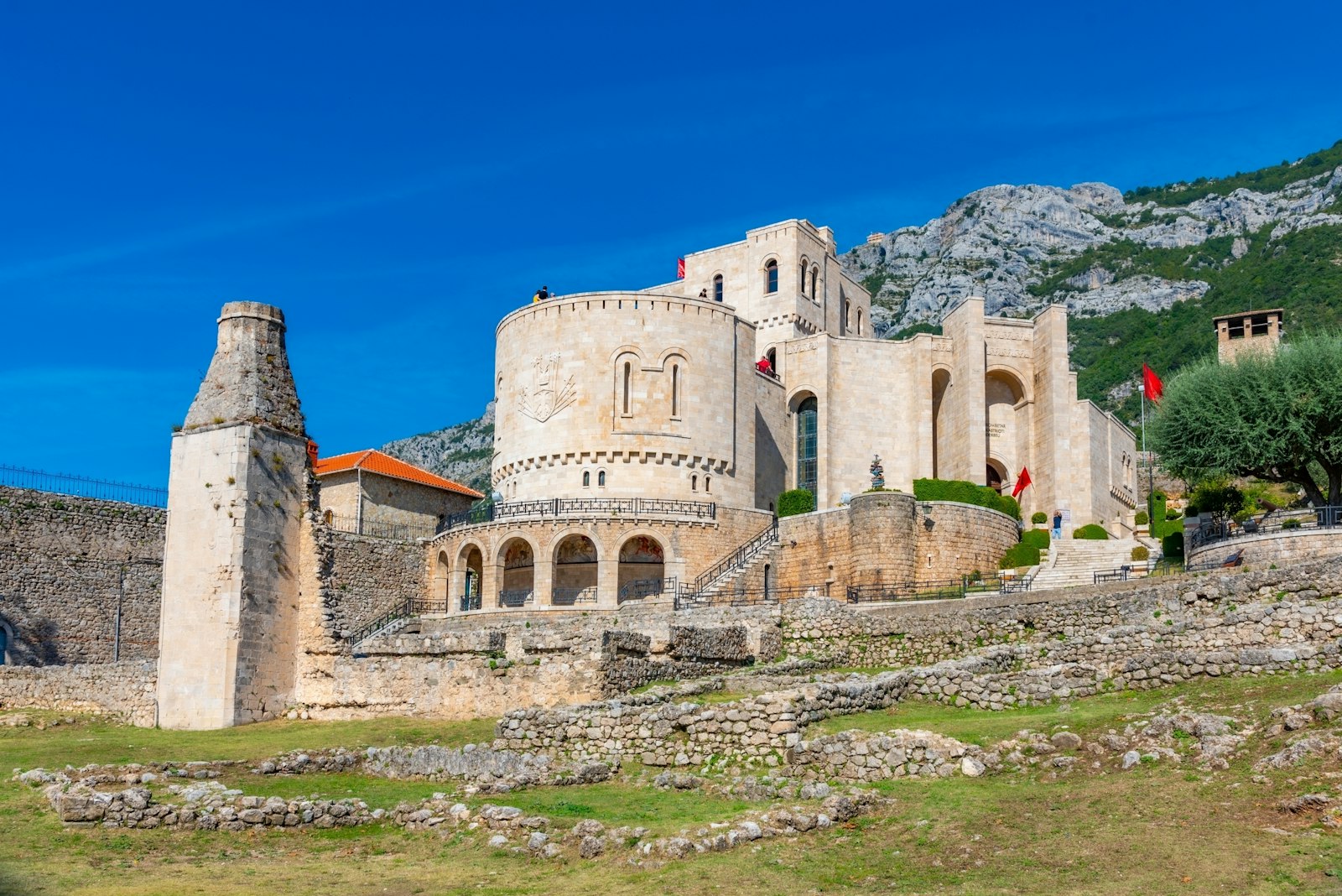 Ruinen der Fatih-Sultan-Mehmet-Moschee auf der Burg Kruja