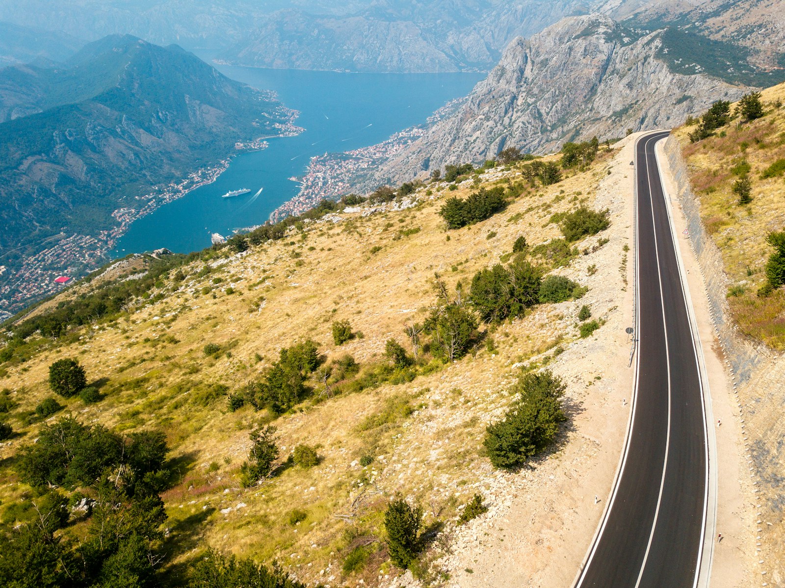 Panoramafahrt entlang der Bucht von Kotor