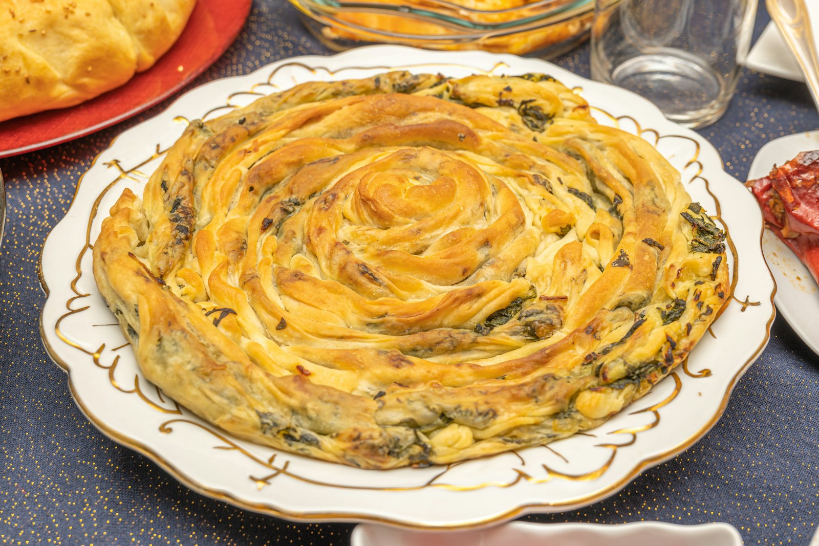 Traditioneller mit Käse und Spinat gefüllter Burek