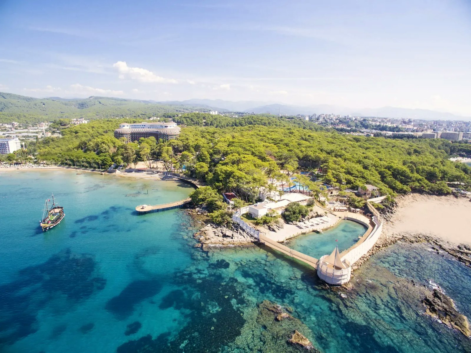 Wome Deluxe combines a large Mediterranean beachfront resort with genuinely halal-focused facilities, set in the pine forest of İncekum Nature Park.