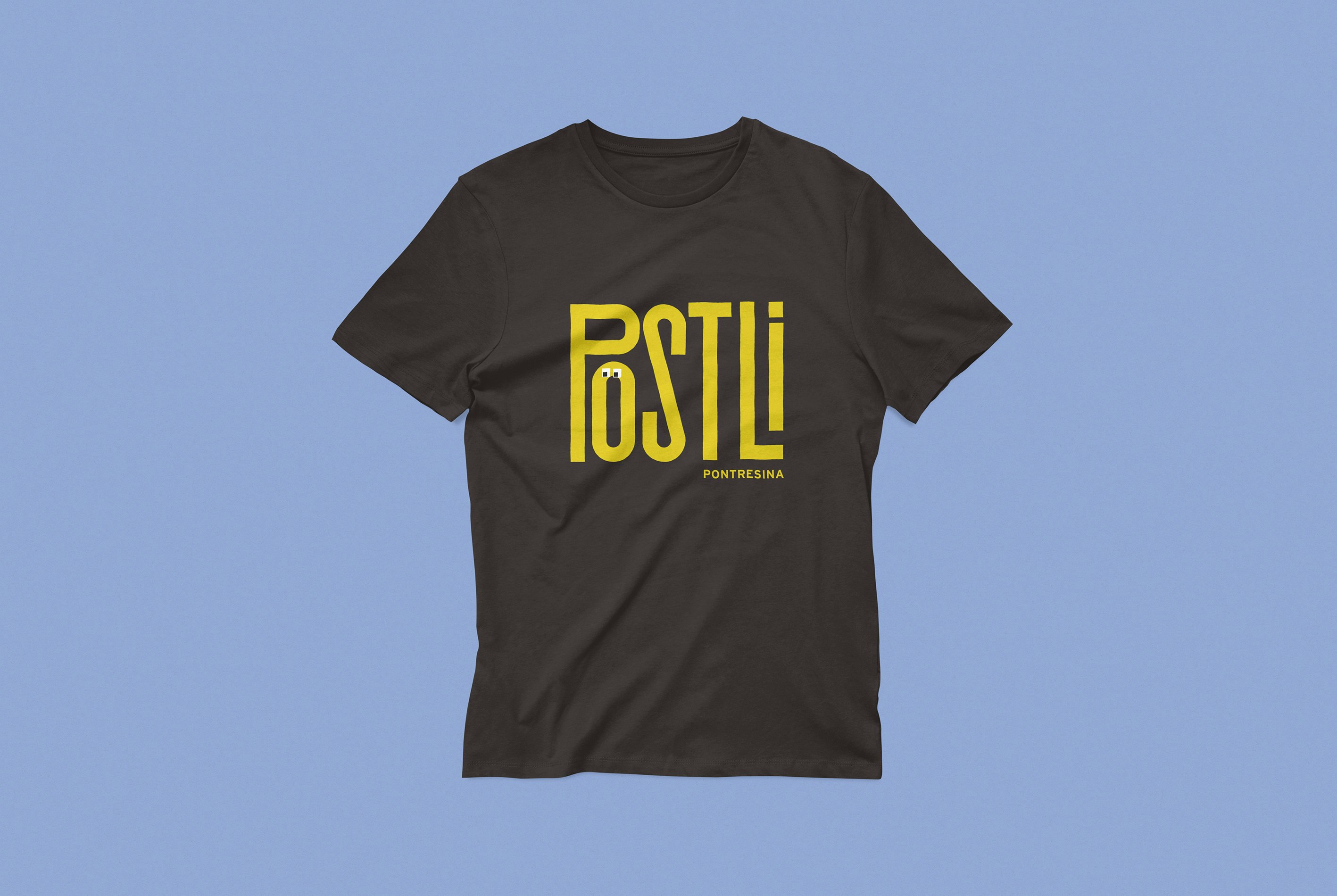 Schwarzes T-Shirt mit gelbem Schriftzug „Pöstli Pontresina“ auf blauem Hintergrund.