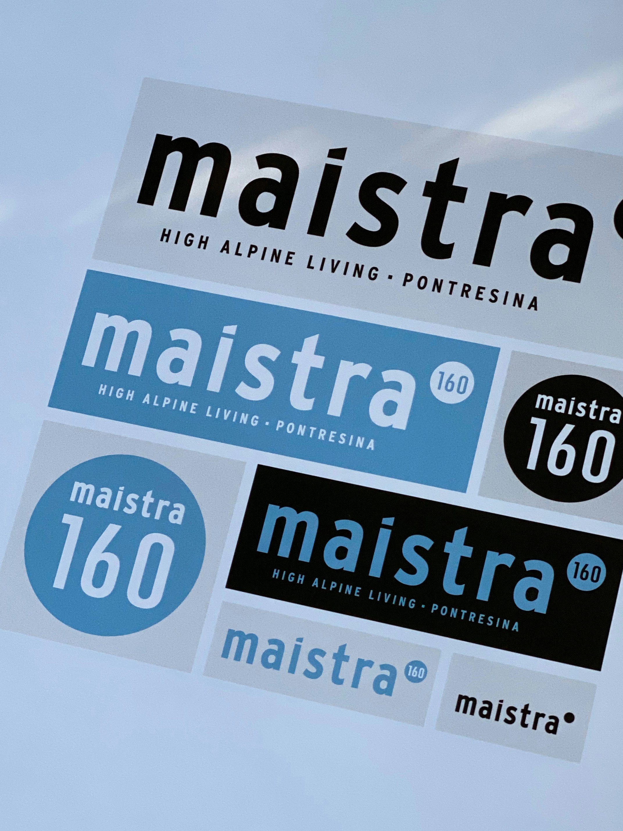 Logo-Varianten mit dem Schriftzug „maistra 160 – High Alpine Living Pontresina“ in Blau, Schwarz und Weiss.