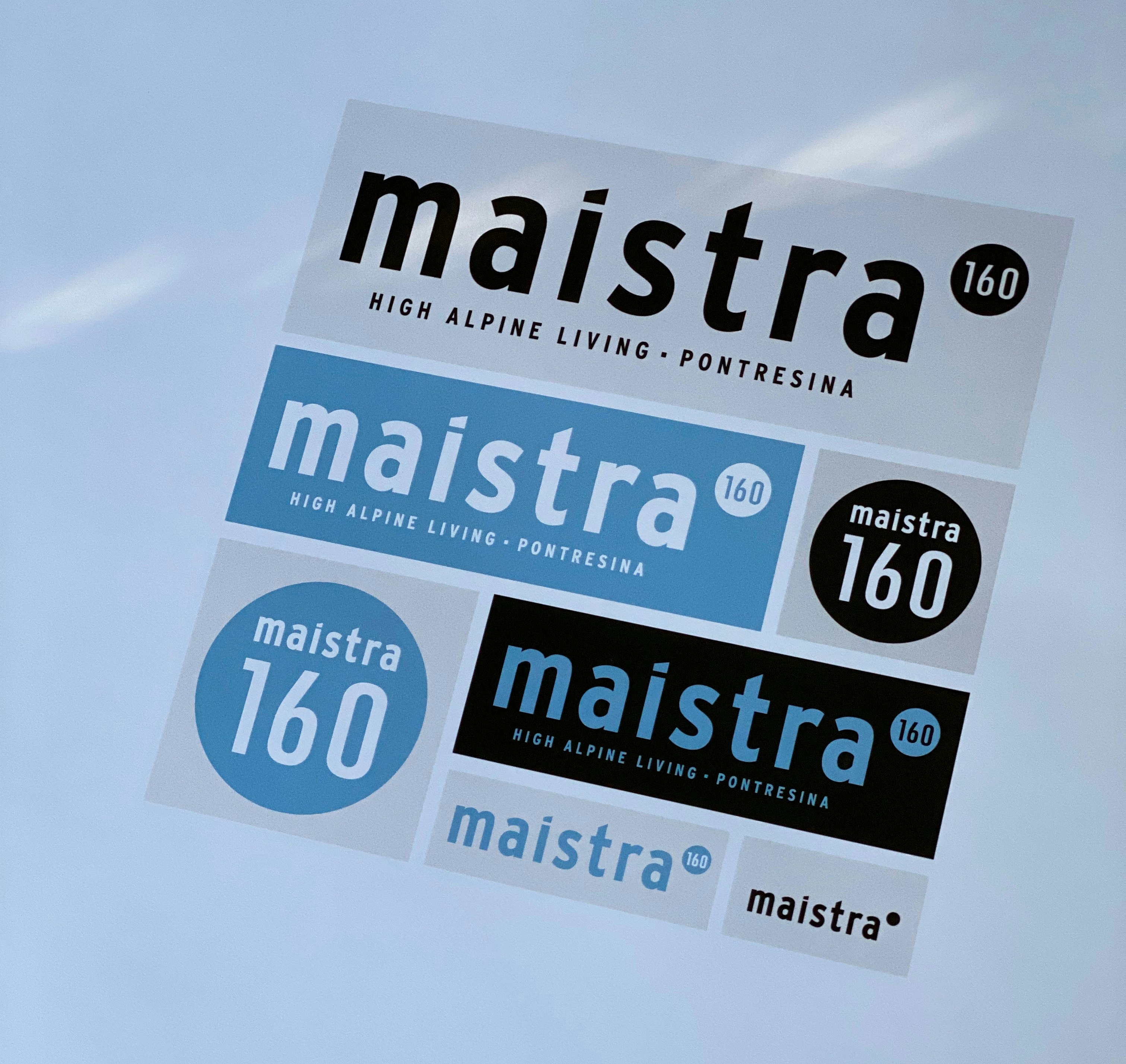 Logo-Varianten mit dem Schriftzug „maistra 160 – High Alpine Living Pontresina“ in Blau, Schwarz und Weiss.