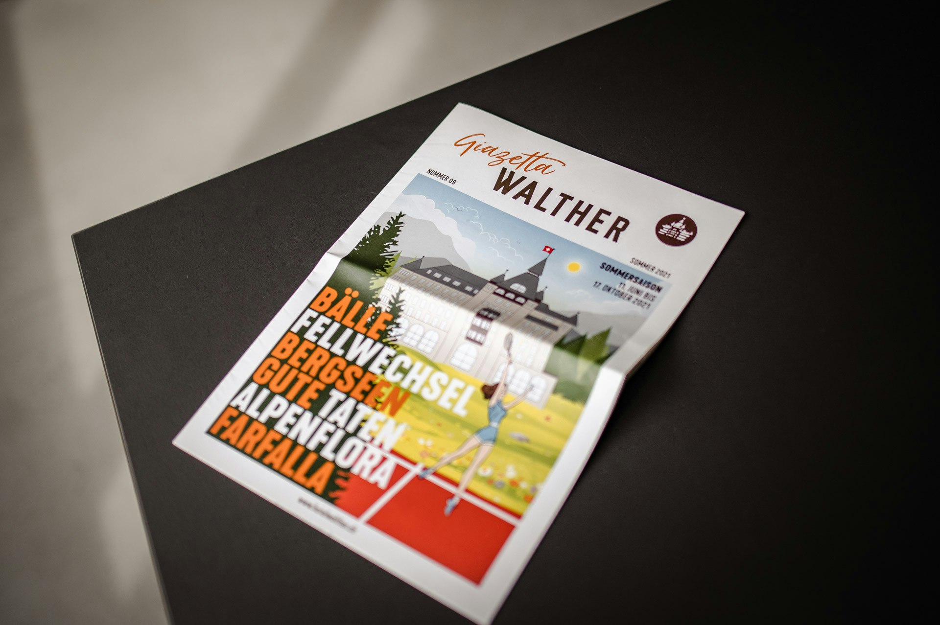 Magazin Giazetta Walther Sommer 2021 mit Illustration eines Hotels und einer Tennisspielerin.
