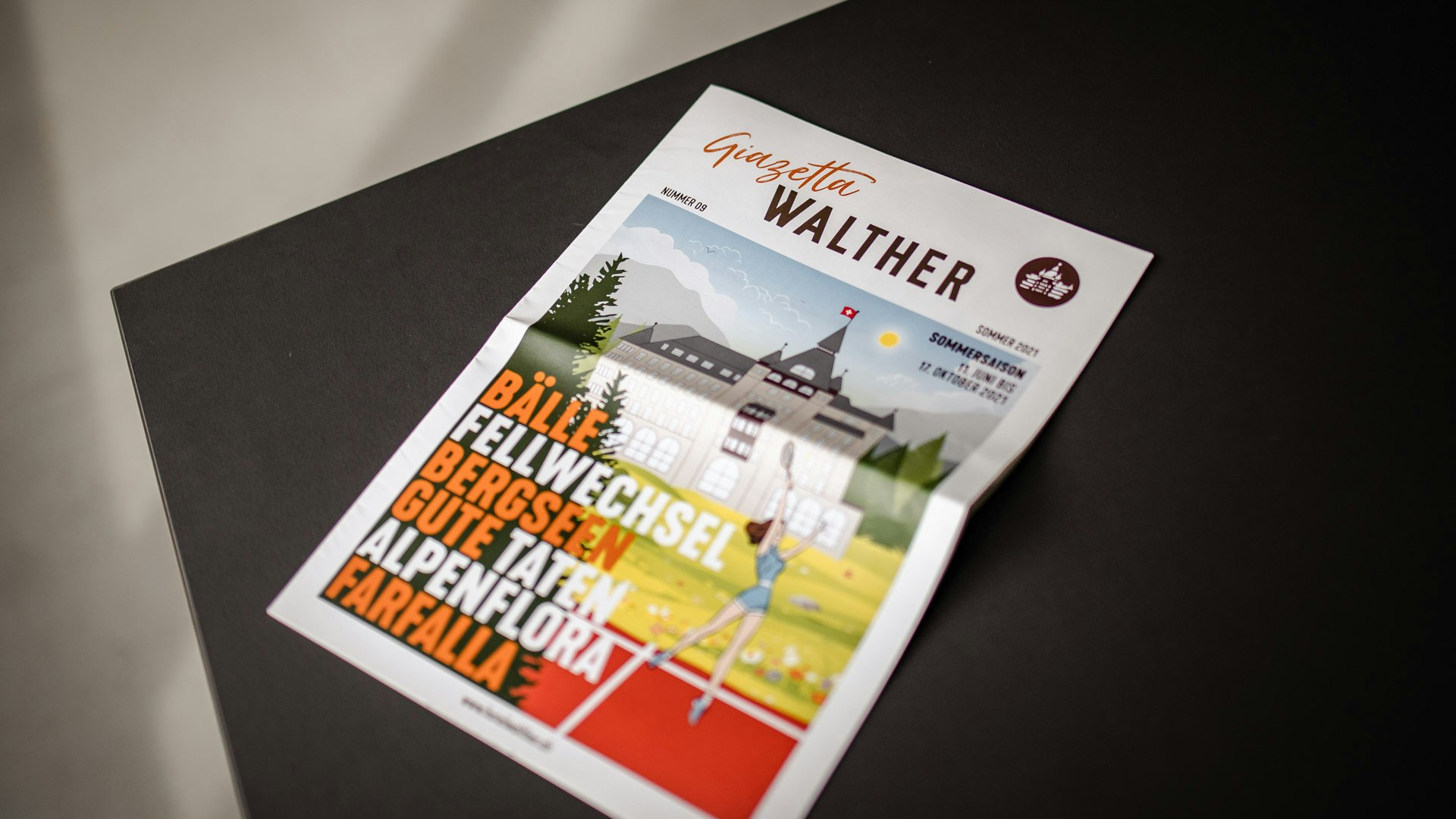 Magazin Giazetta Walther Sommer 2021 mit Illustration eines Hotels und einer Tennisspielerin.