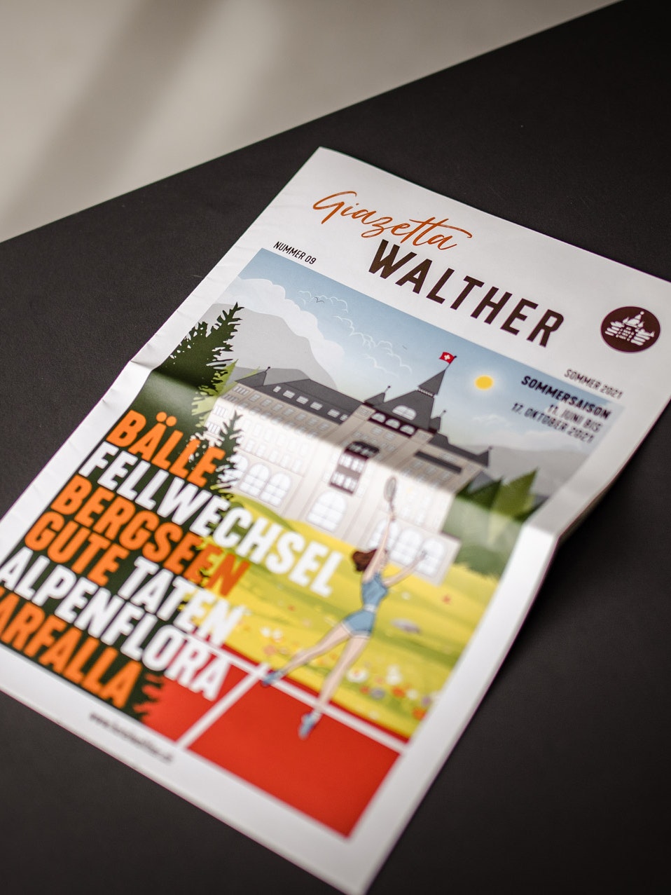 Magazin Giazetta Walther Sommer 2021 mit Illustration eines Hotels und einer Tennisspielerin.