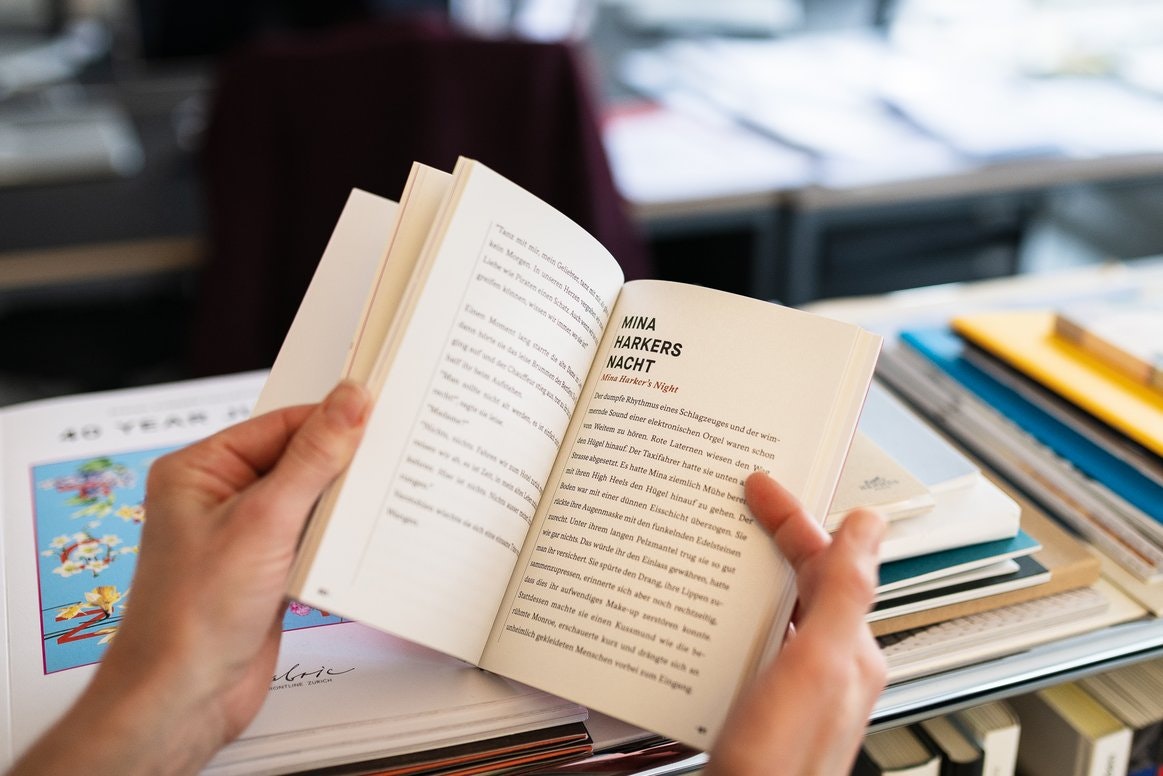 Aufgeschlagenes Buch mit Kapitel „Mina Harkers Nacht“.