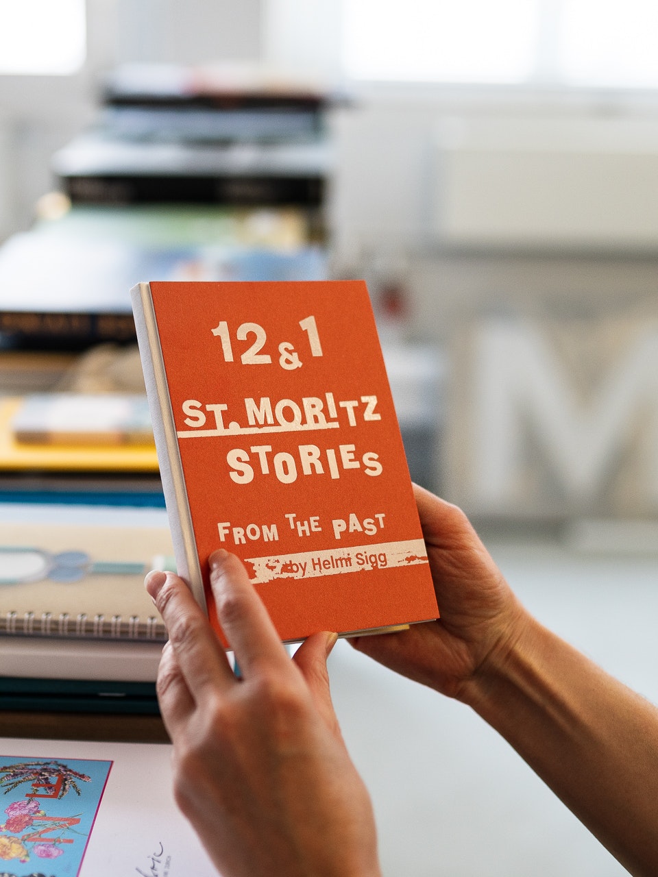 Booklet St. Moritz Stories Hands holding the Booklet