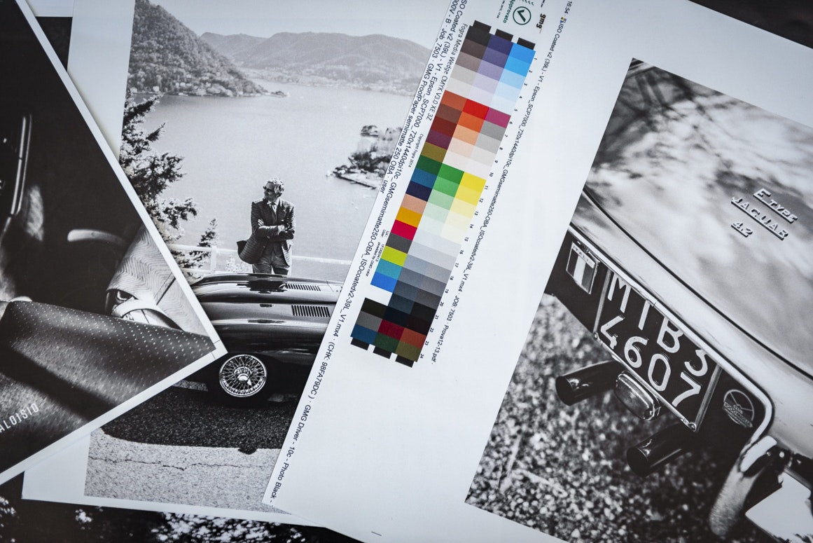 Druckbögen mit Schwarz-Weiß-Fotos klassischer Autos und einer Farbskala für den finalen Buchdruck.