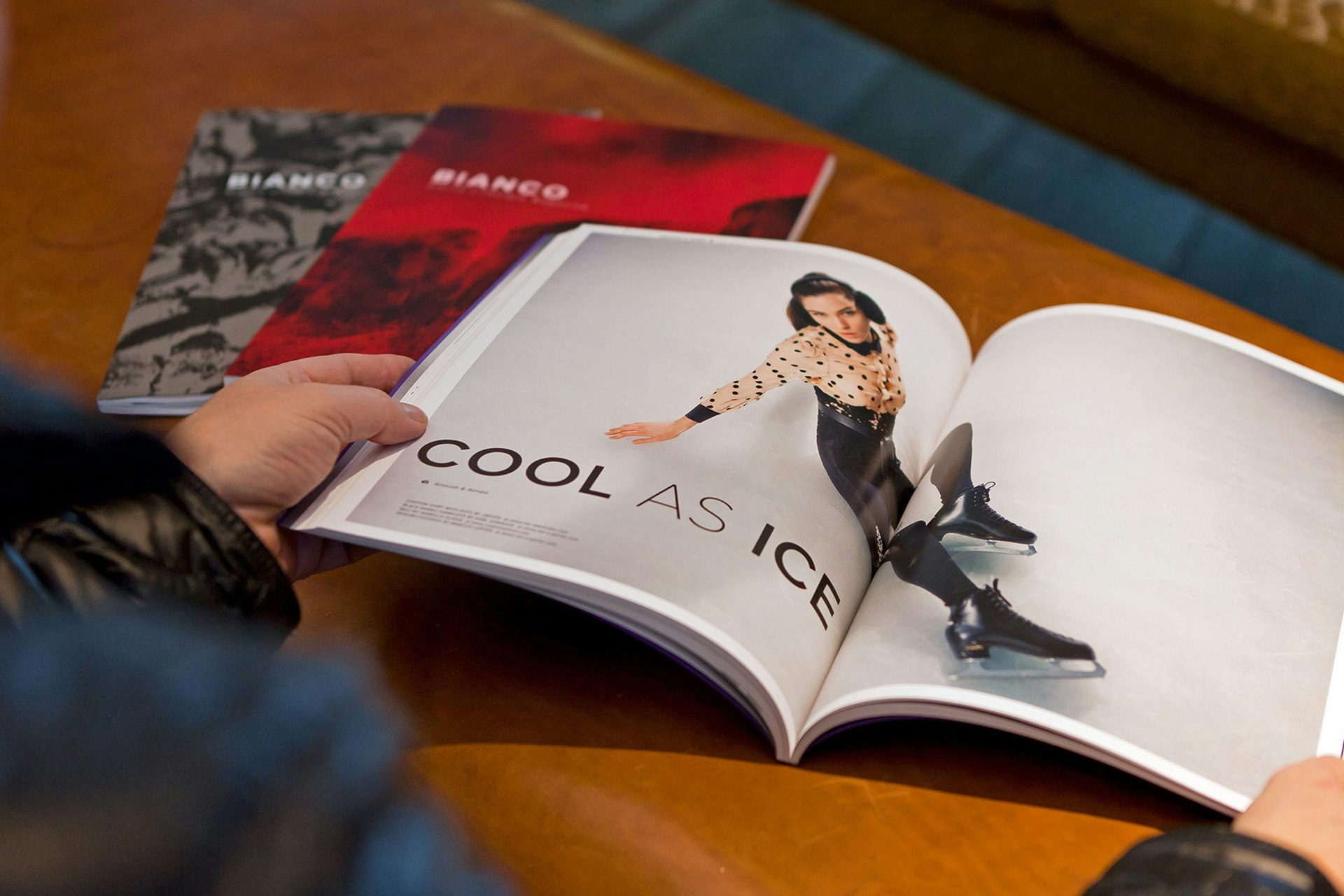 Aufgeschlagenes Bianco-Magazin mit einer Eiskunstläuferin und dem Titel „Cool as Ice“.