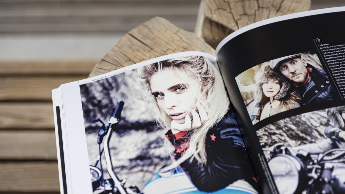 Aufgeschlagenes Bianco-Magazin mit einem Porträt einer Frau auf einem Motorrad.