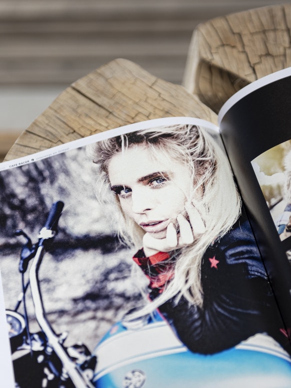Aufgeschlagenes Bianco-Magazin mit einem Porträt einer Frau auf einem Motorrad.