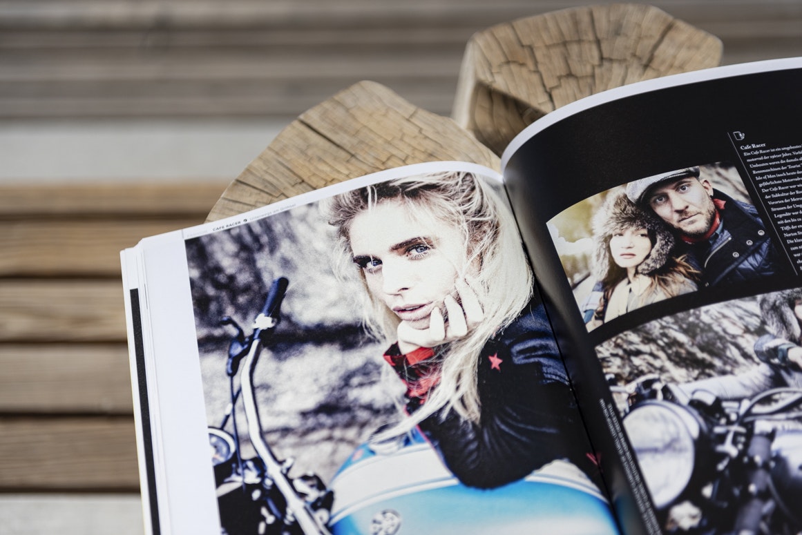 Aufgeschlagenes Bianco-Magazin mit einem Porträt einer Frau auf einem Motorrad.