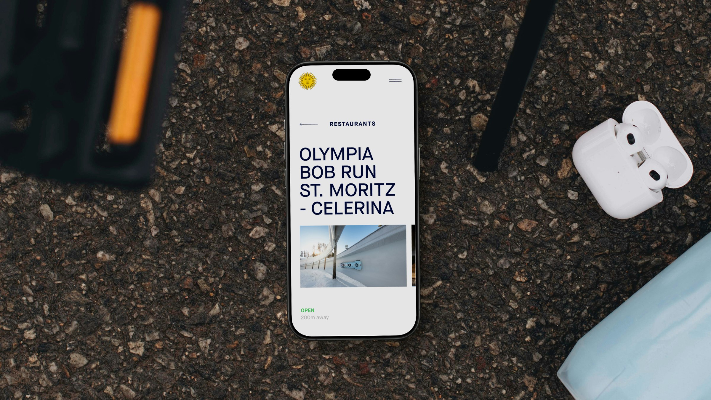 Smartphone-Ansicht einer St. Moritz-Webseite mit Informationen und Foto der Olympia Bob Run-Strecke in Celerina.
