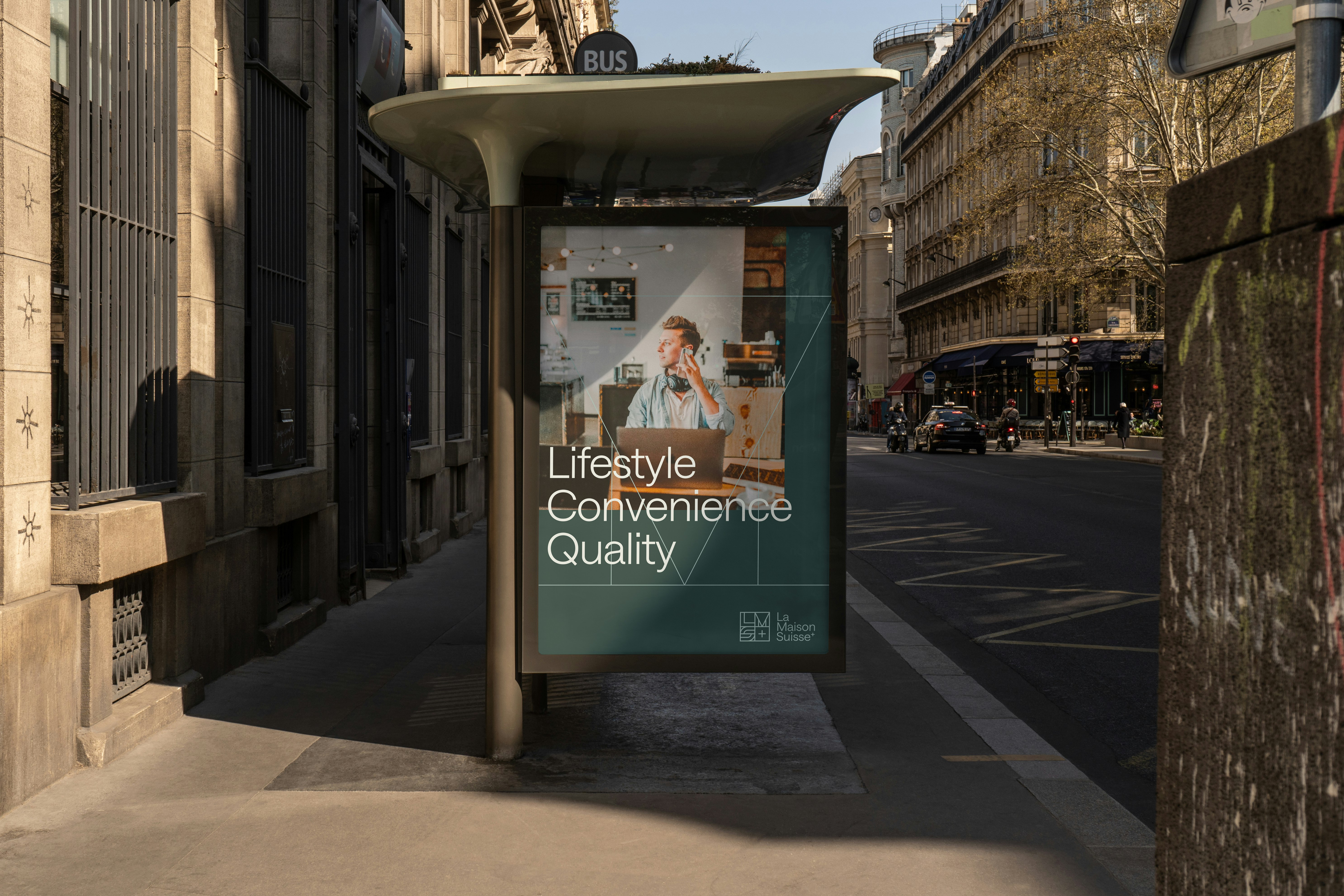 Werbeposter an einer Bushaltestelle in einer Stadt mit der Aufschrift „Lifestyle Convenience Quality“ und La Maison Suisse-Branding.