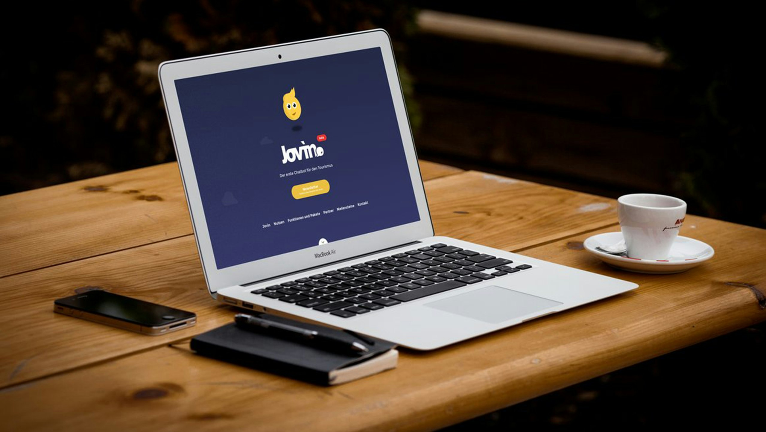 Jovin-Startseite auf einem MacBook im Café.