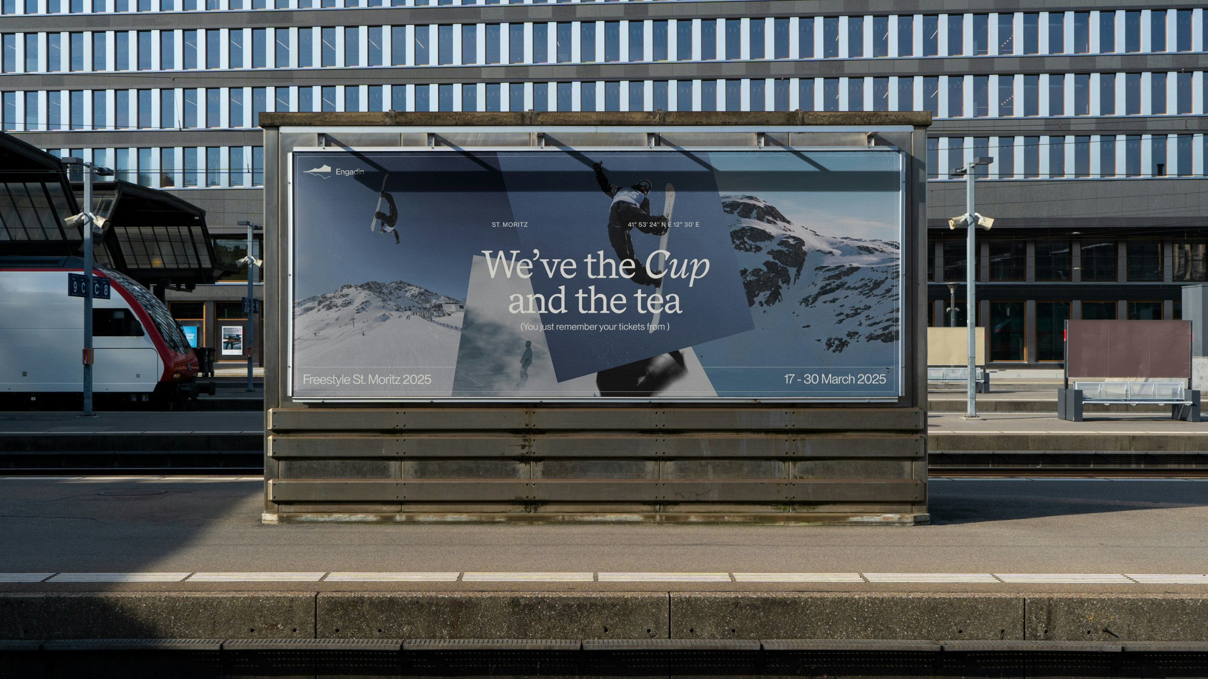 Poster Engadin Tourismus am Bahnhof