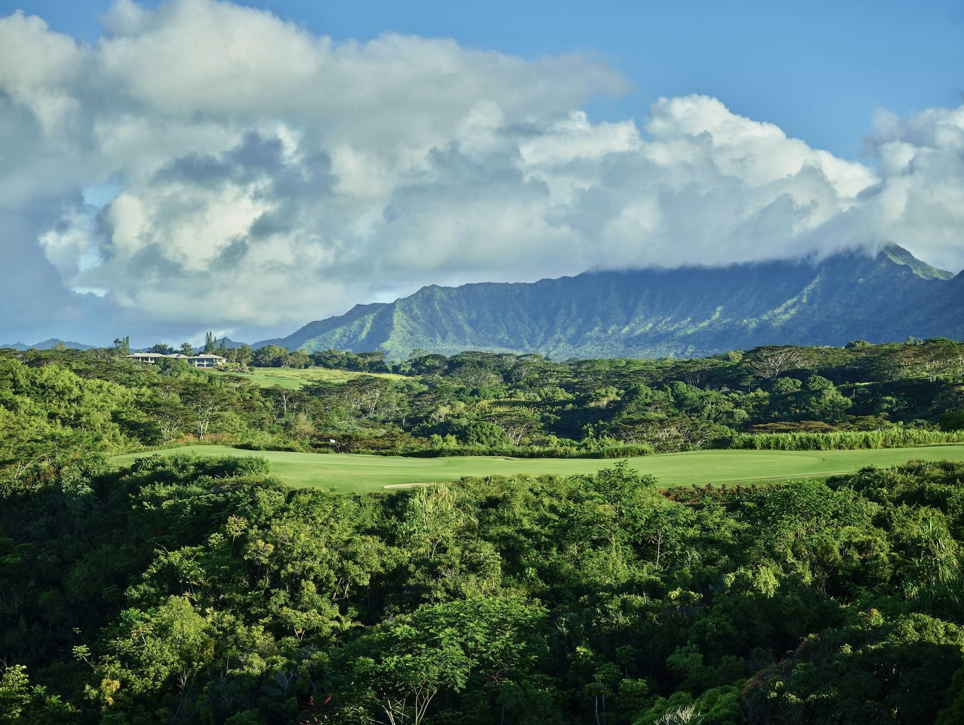 The course boasts dramatic elevations and views of the Pacific and iconic north shore Kauaʻi mountains- Namahana, Hīhīmanu and Nāmolokama
