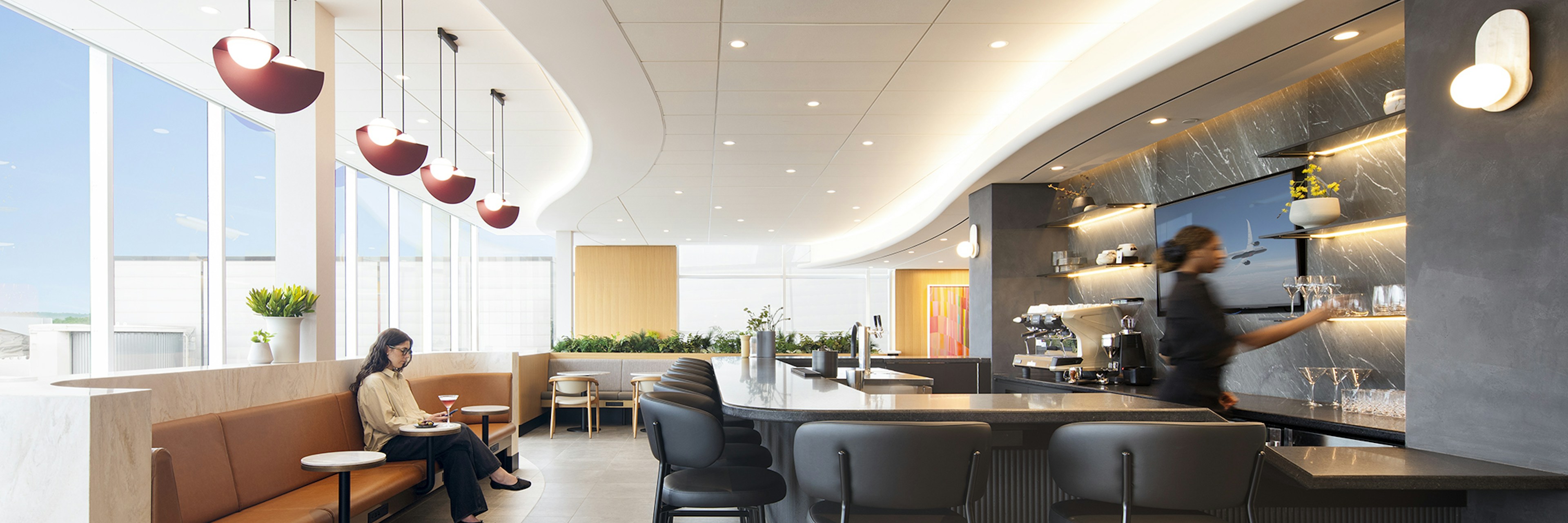 Photo du bar et du comptoir à café du Café Air Canada situé à l'Aéroport international Jean-Lesage-de-Québec (YQB)
