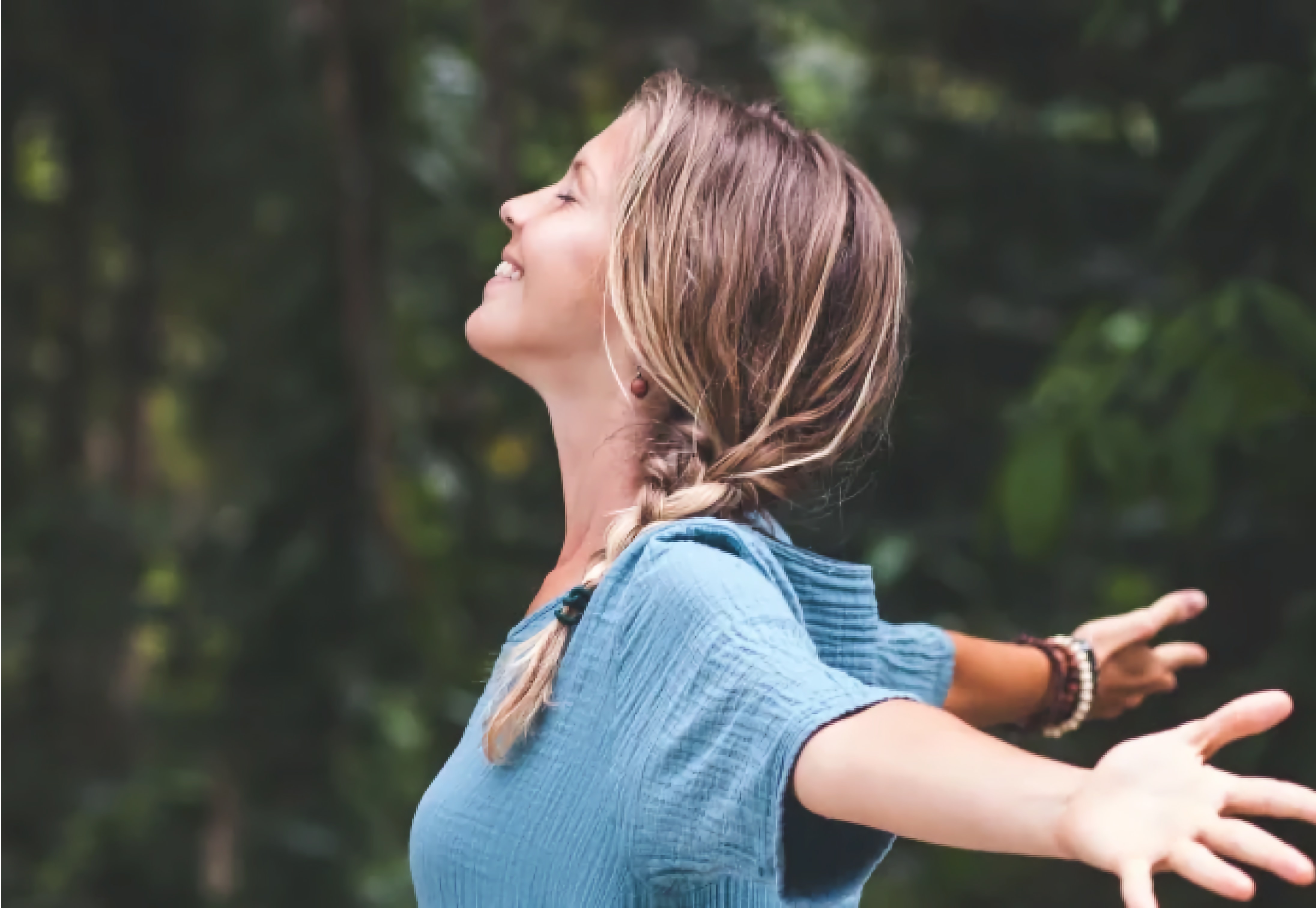 Junge Frau im Wald
