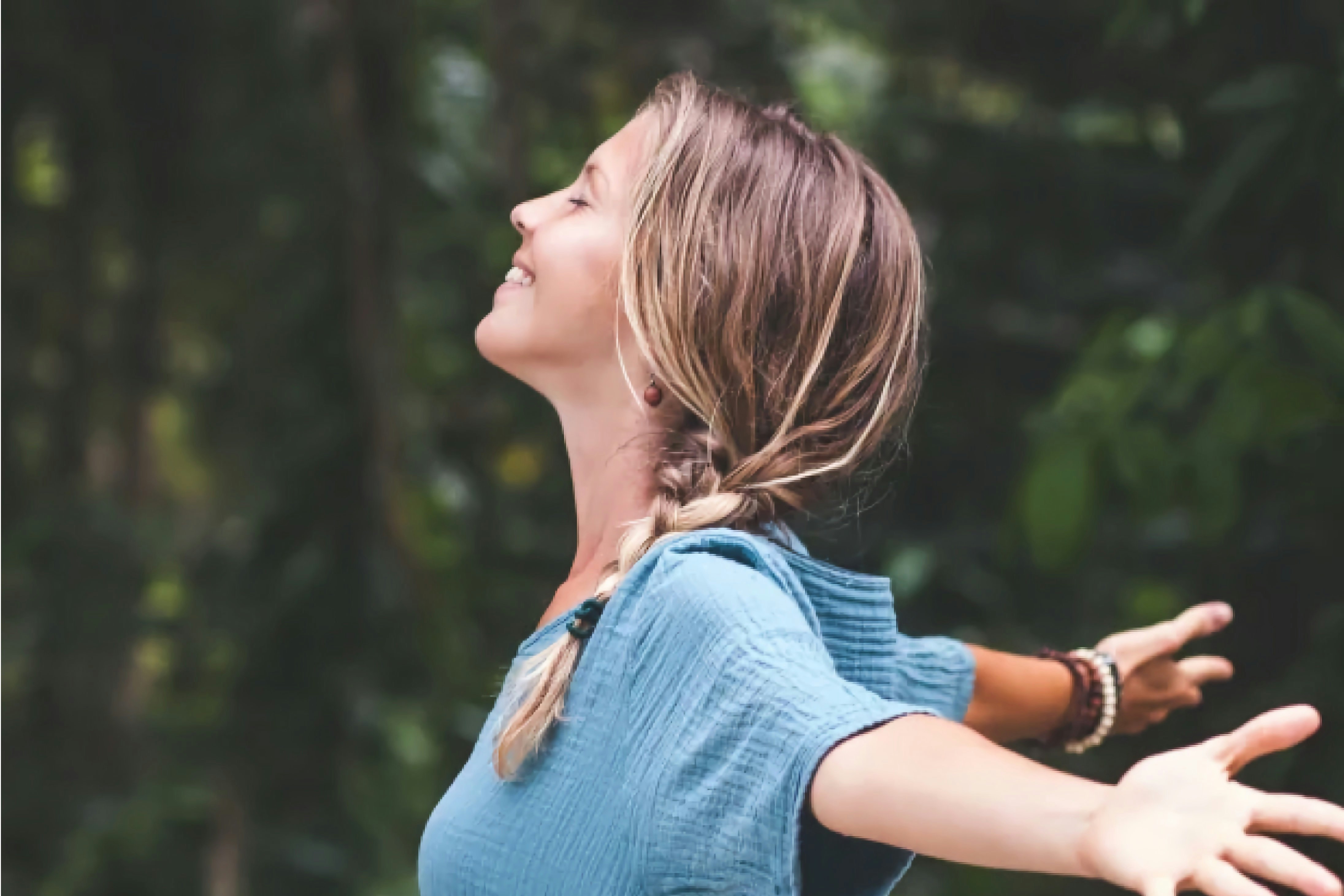 Junge Frau im Wald Junge Frau im Wald
