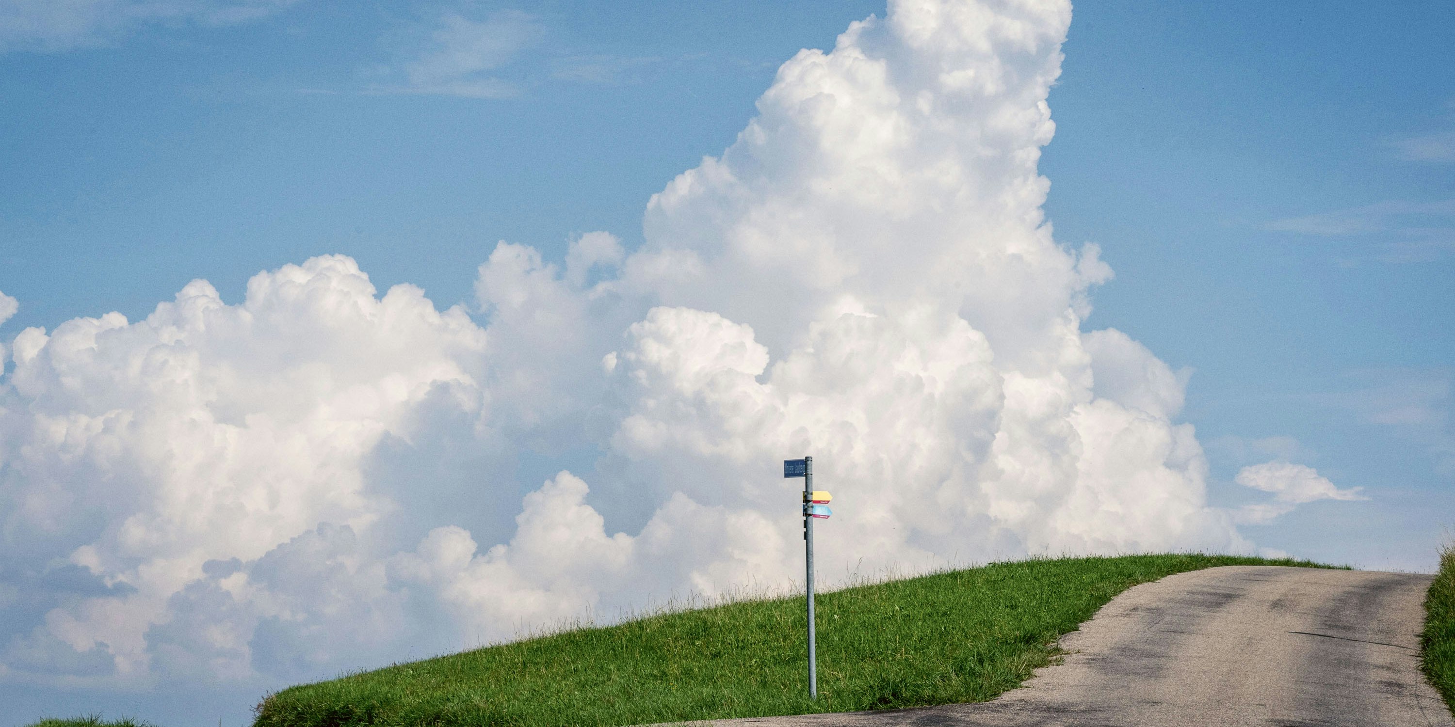 Ein blauer Himmel Der Himmel voller Wolken