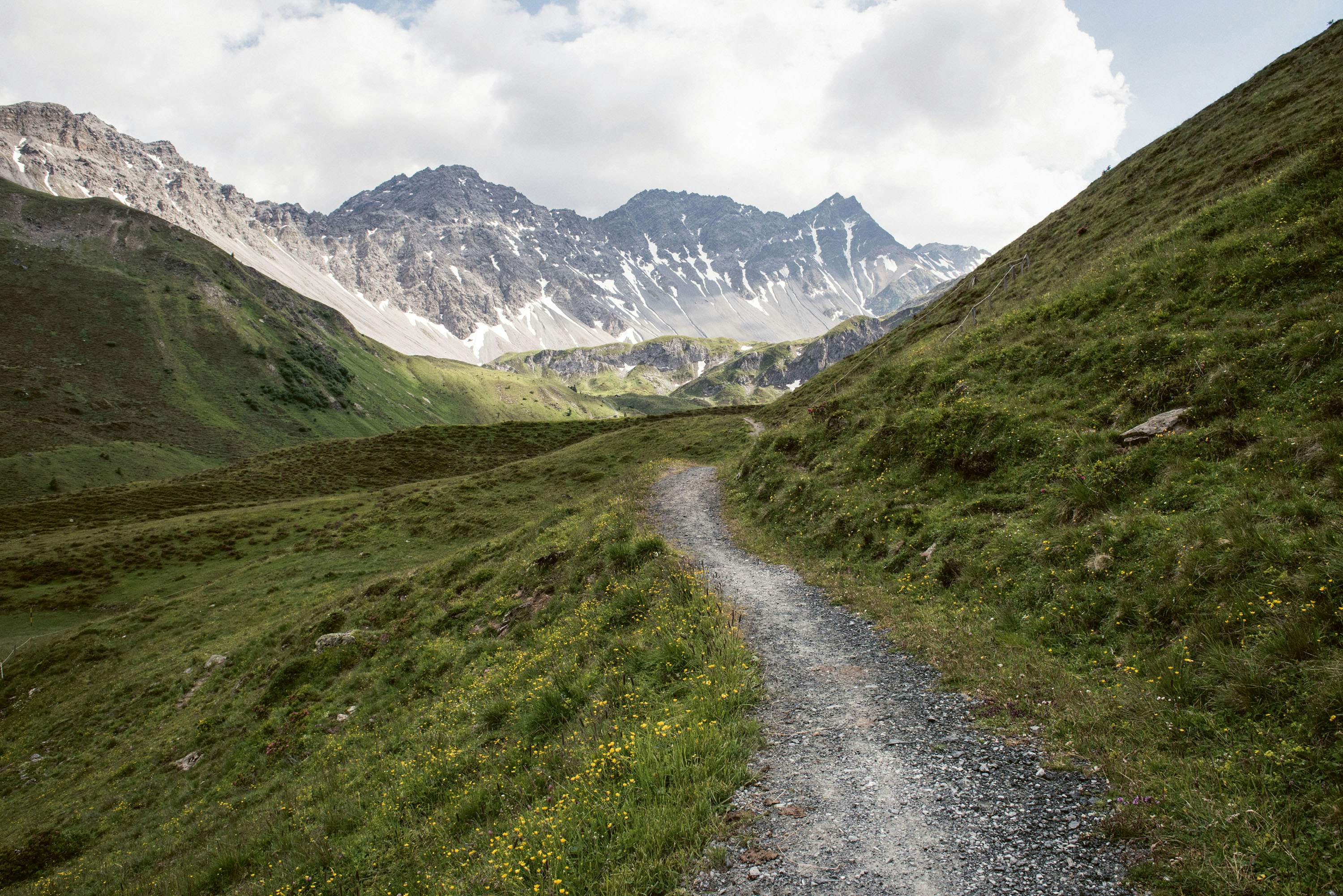 Ein Wanderweg zwischen den Bergen