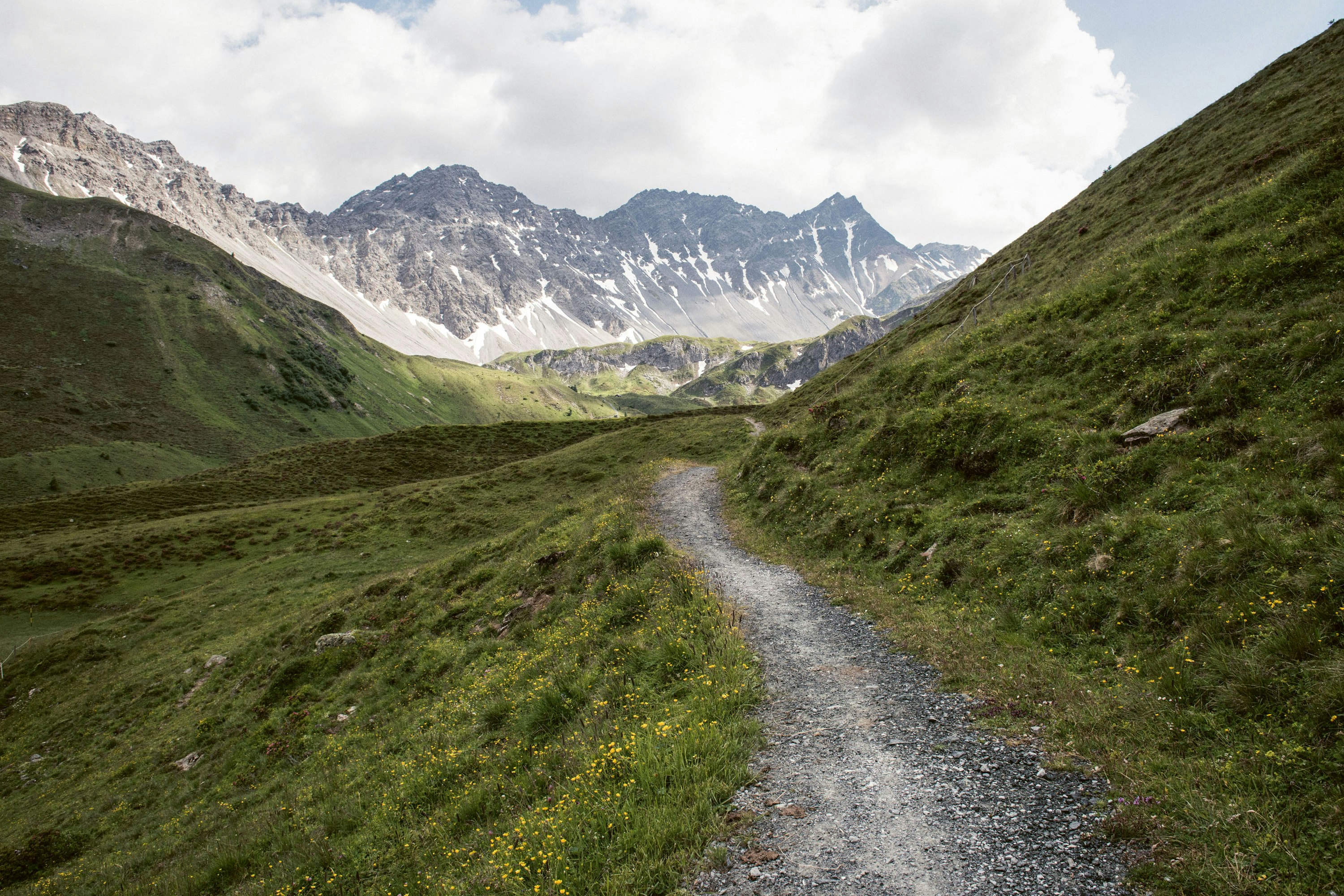 Ein Wanderweg zwischen den Bergen Ein Wanderweg zwischen den Bergen