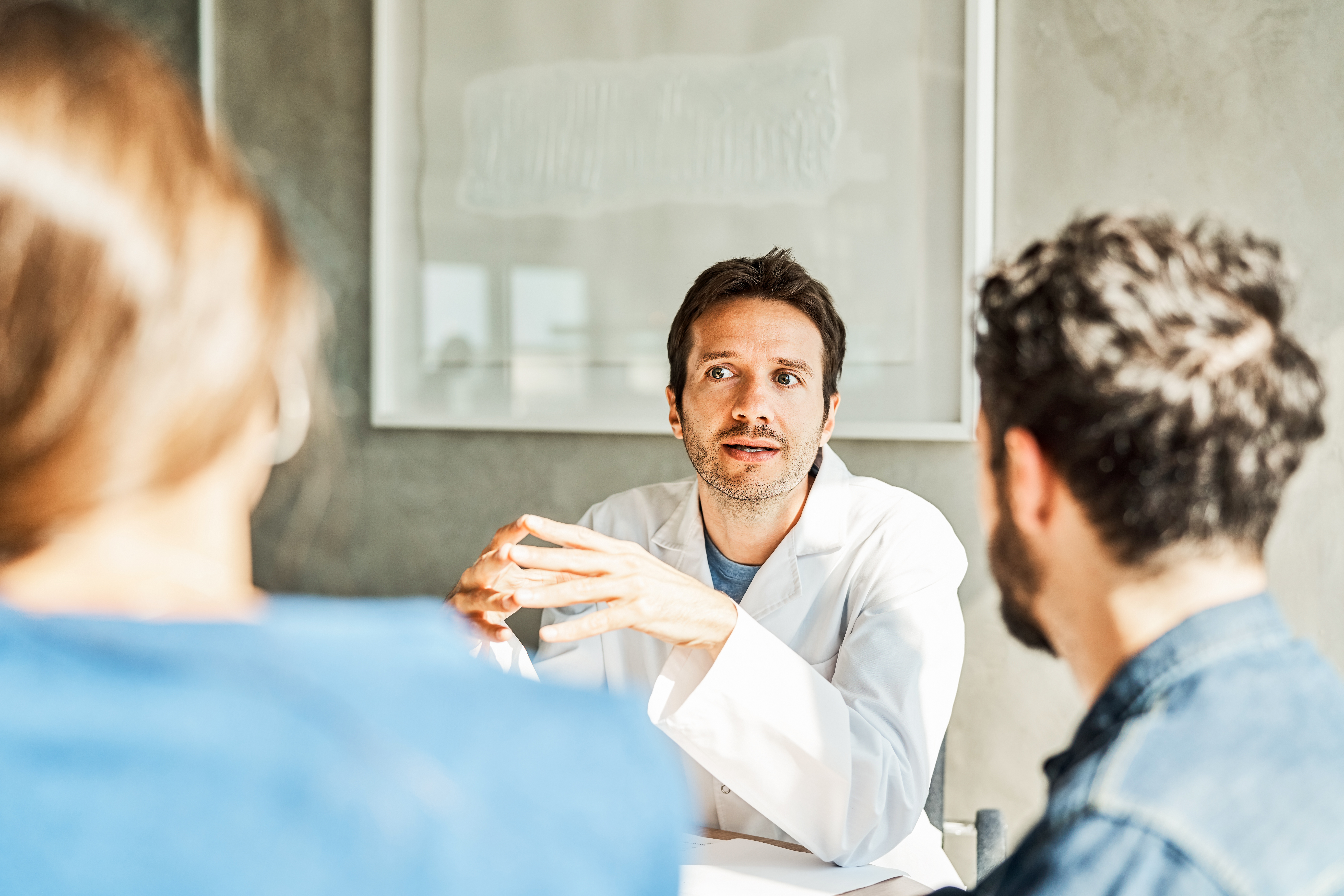 doktor im meeting mit klienten doktor im meeting mit klienten