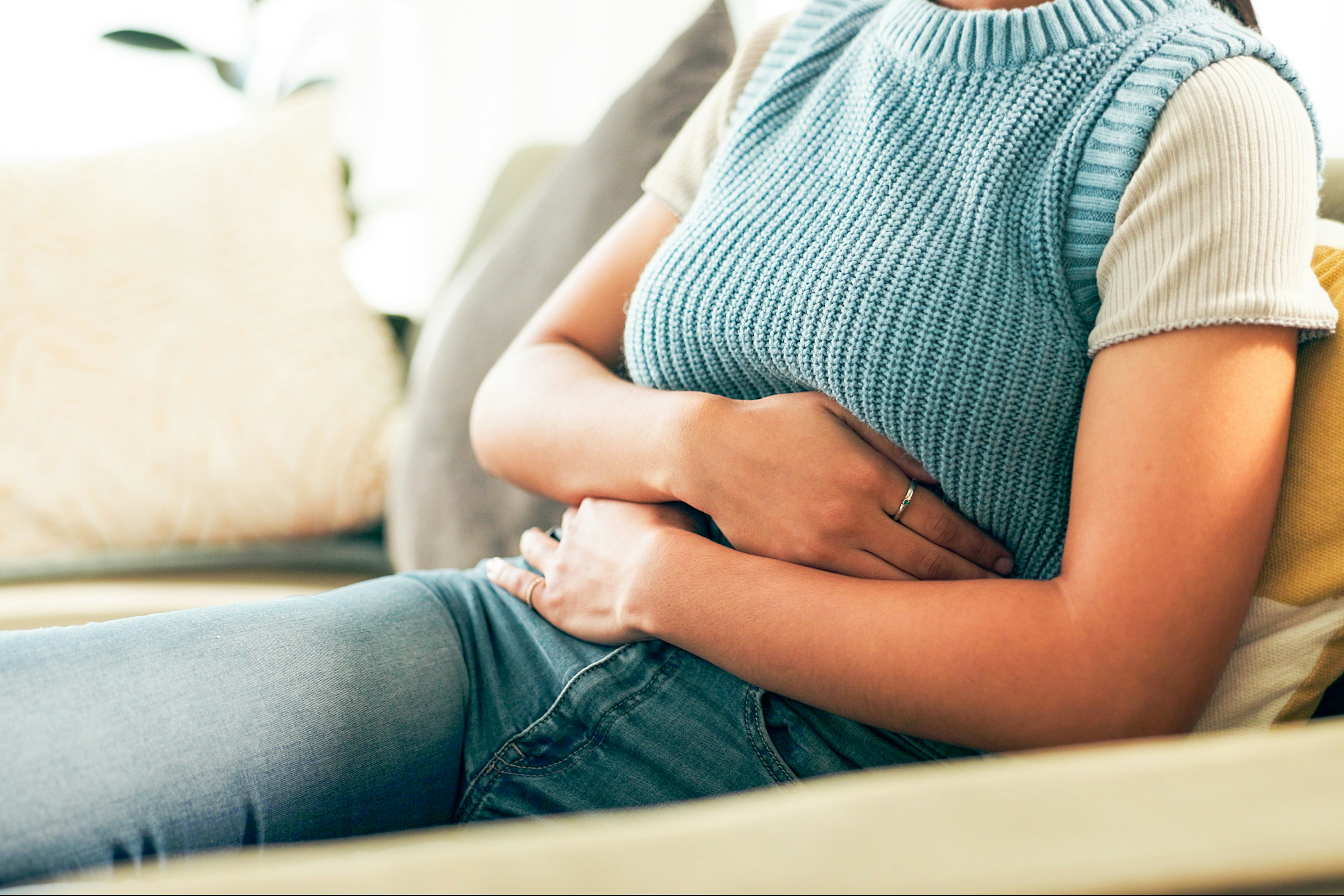 frau_haelt_sich_bauch frau_haelt_sich_bauch