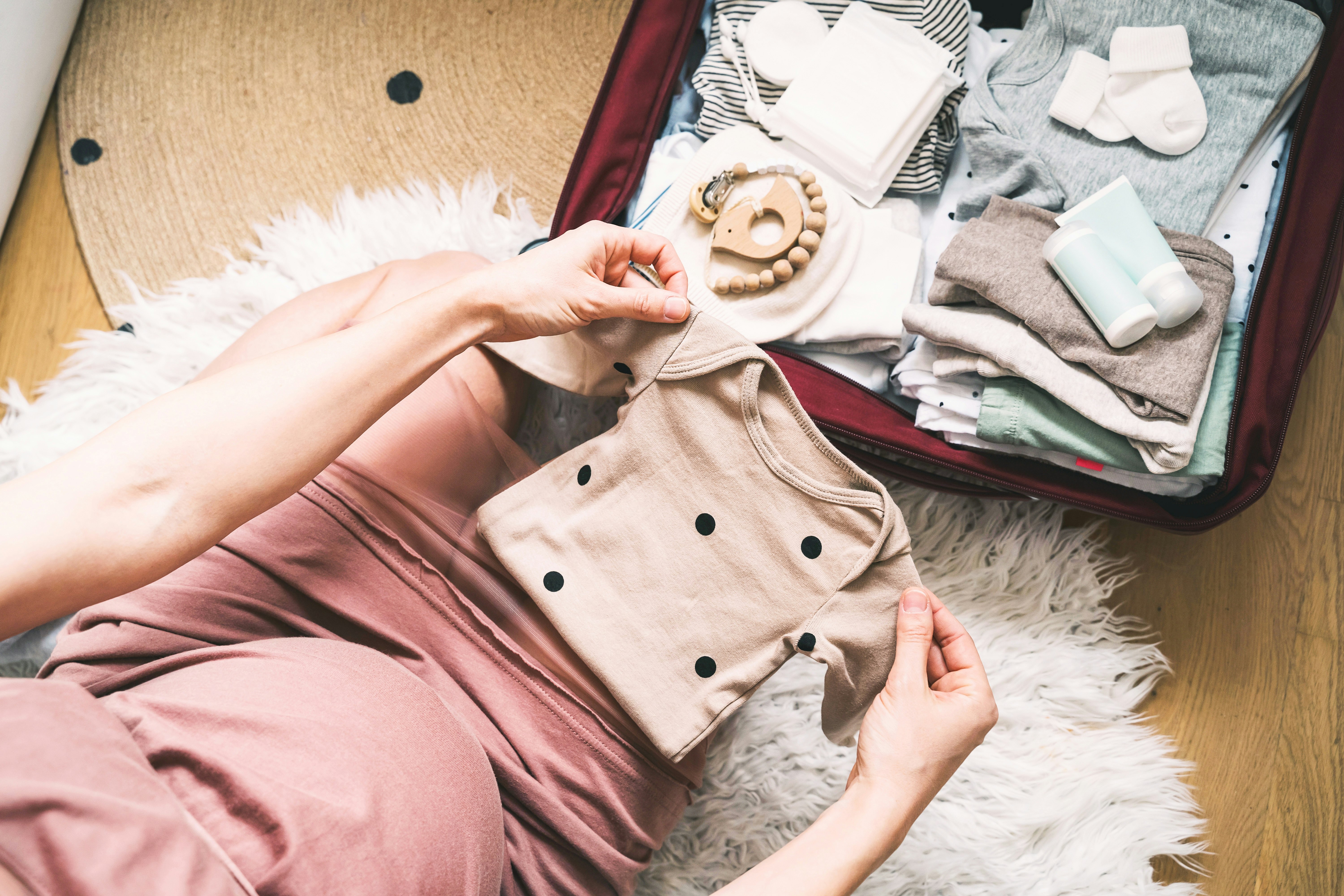 schwangere_frau_pack_kliniktasche_für_geburt