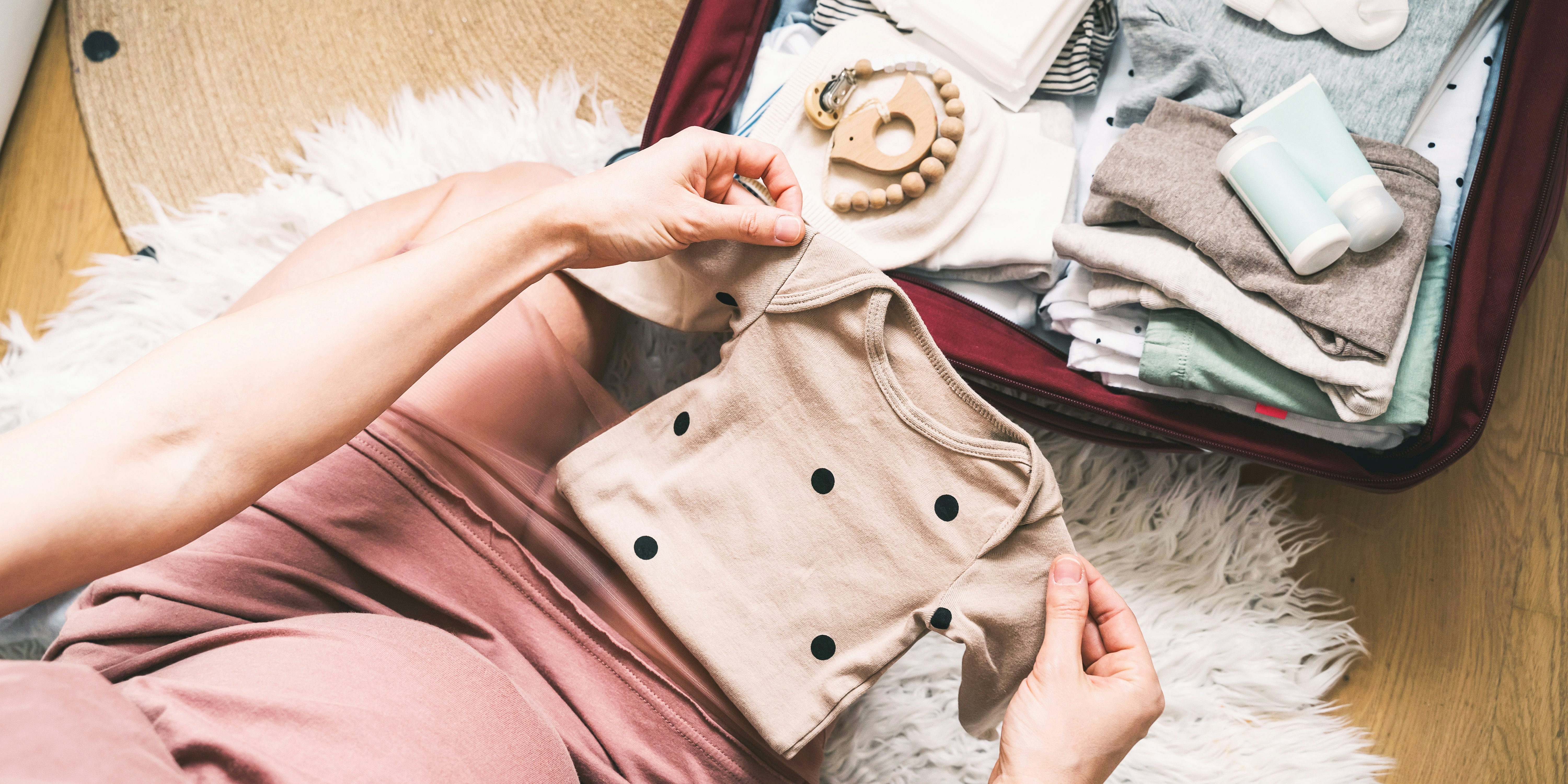schwangere_frau_pack_kliniktasche_für_geburt schwangere_frau_pack_kliniktasche_für_geburt