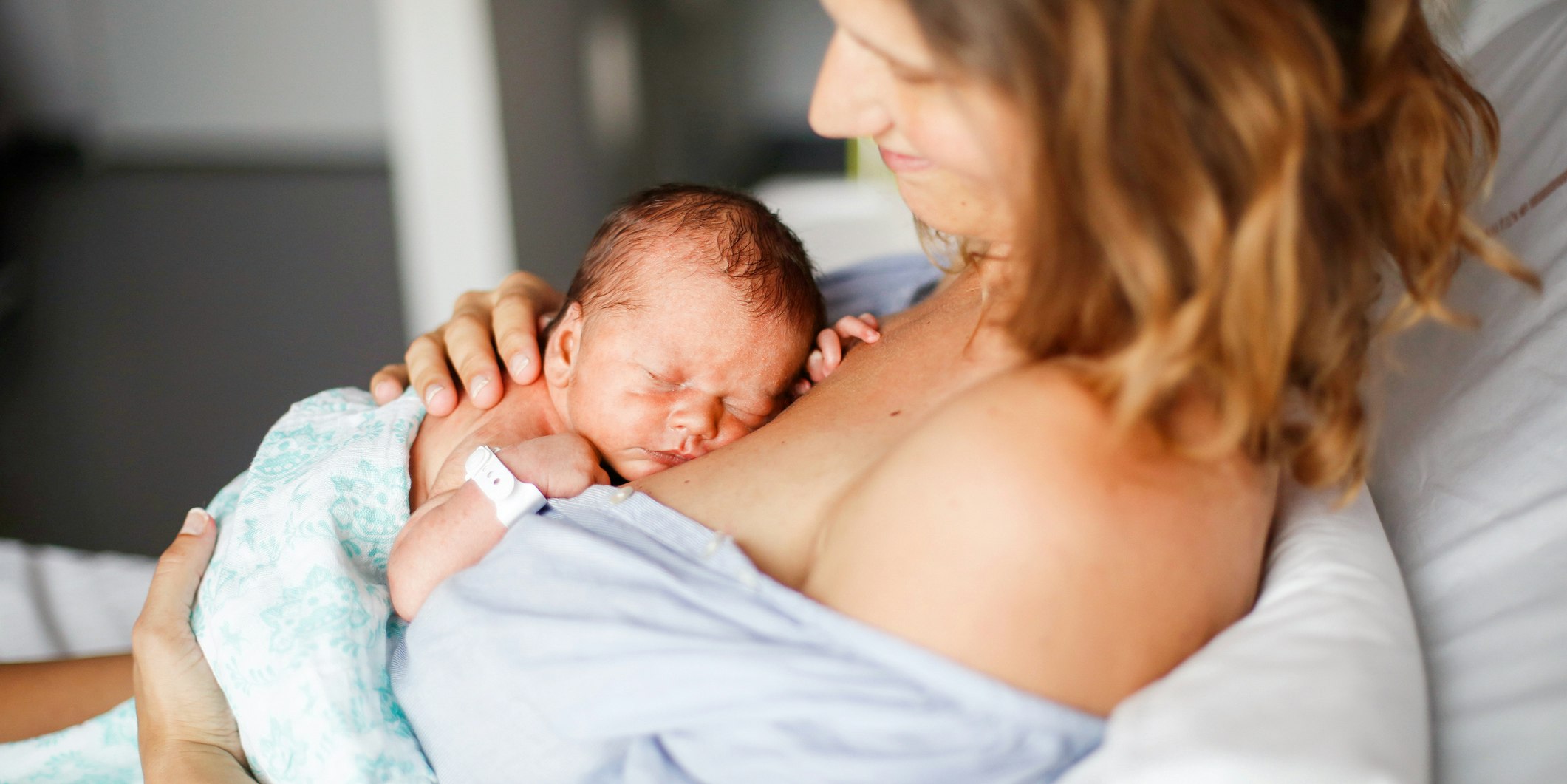 frisch_geborenes_baby_in_den_armen_der_mama frisch_geborenes_baby_in_den_armen_der_mama