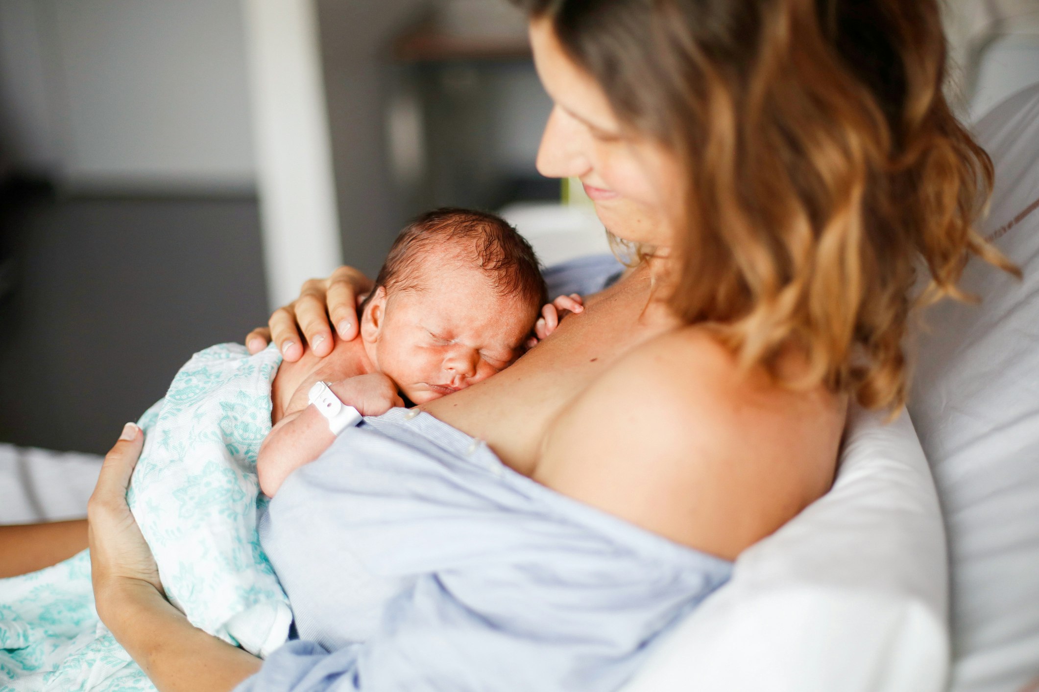 frisch_geborenes_baby_in_den_armen_der_mama frisch_geborenes_baby_in_den_armen_der_mama