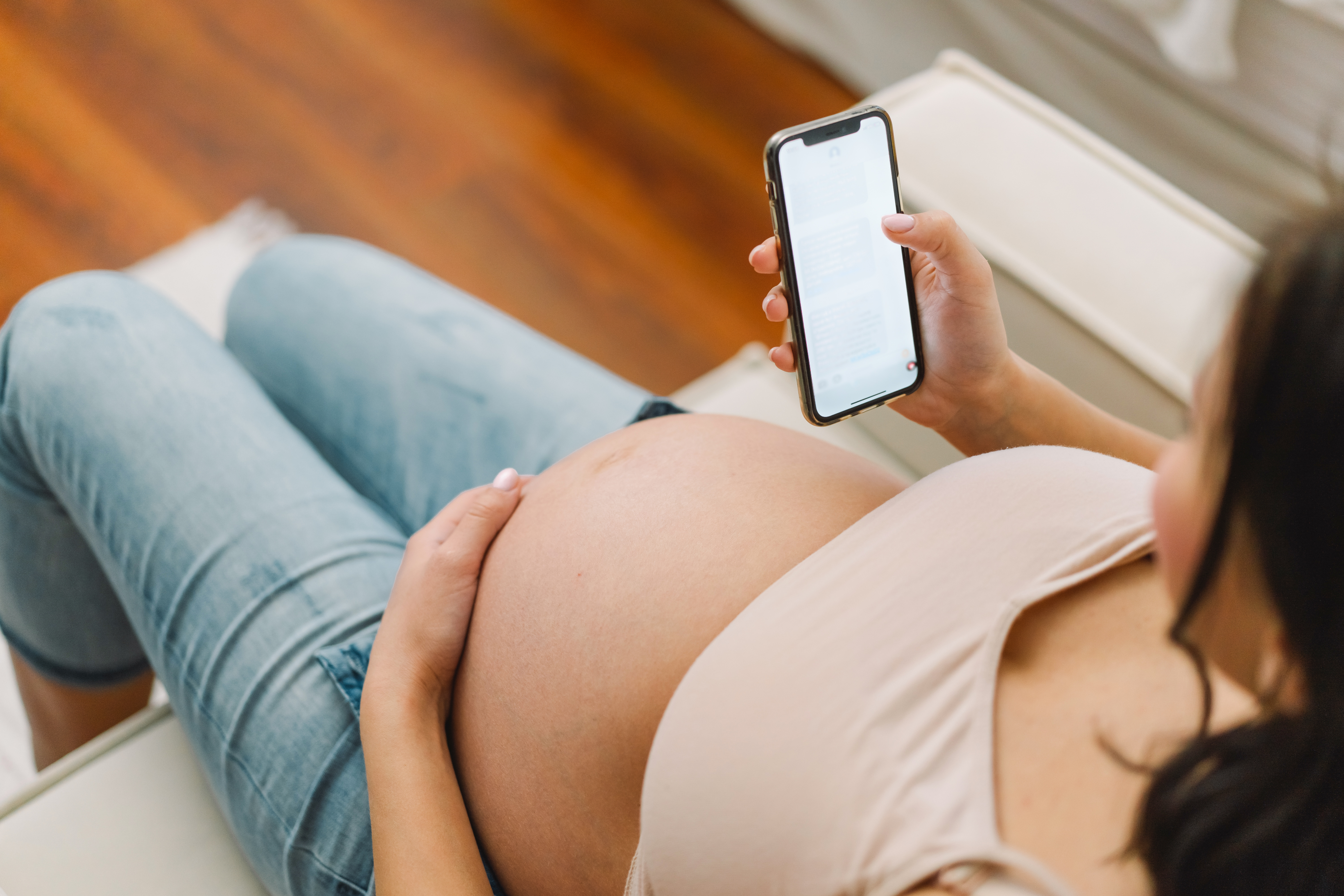 schwangere_frau_am_handy schwangere_frau_am_handy