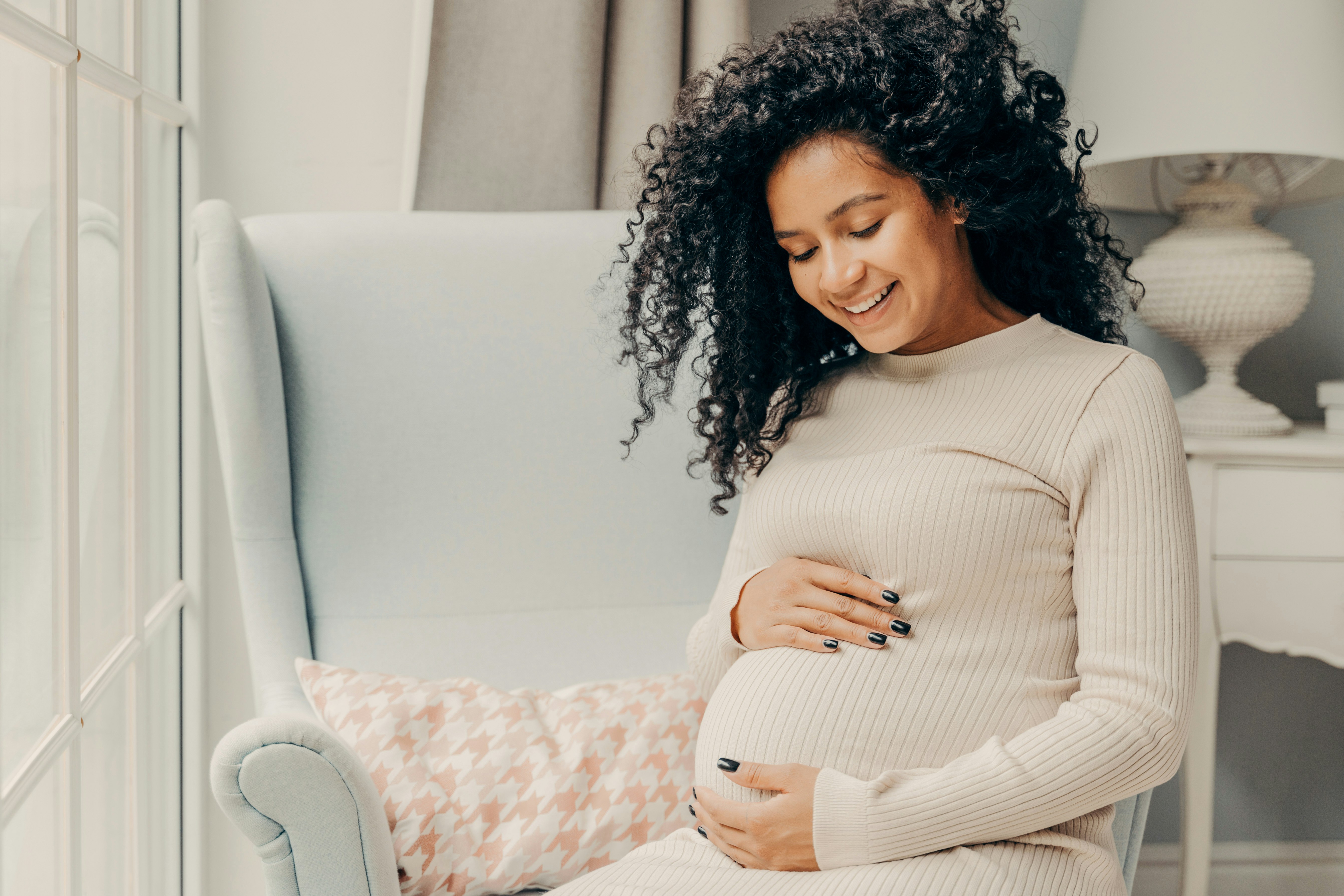 frau_hält_glücklich_ihr_babybauch frau_hält_glücklich_ihr_babybauch