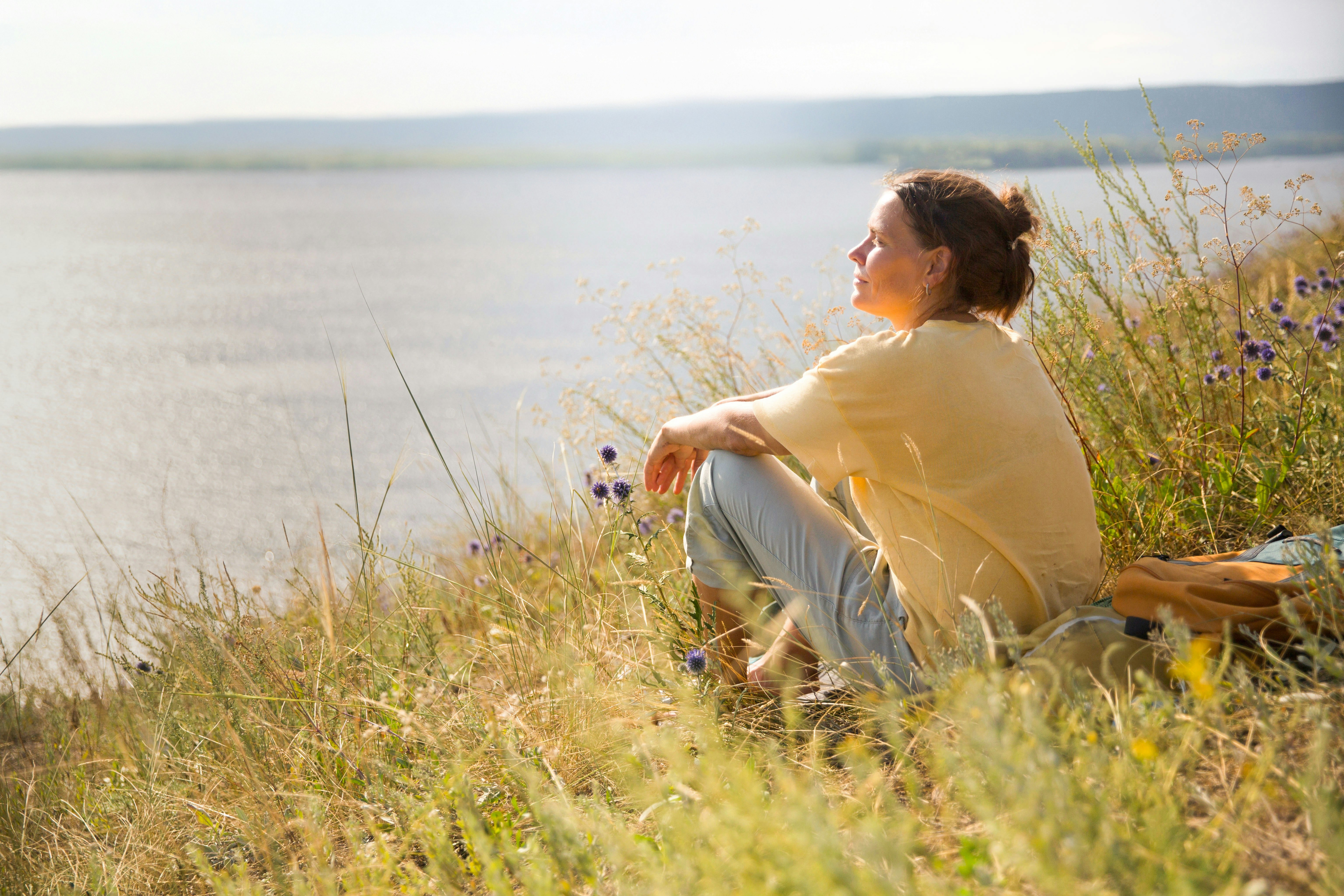 frau sitzt am see frau sitzt am see