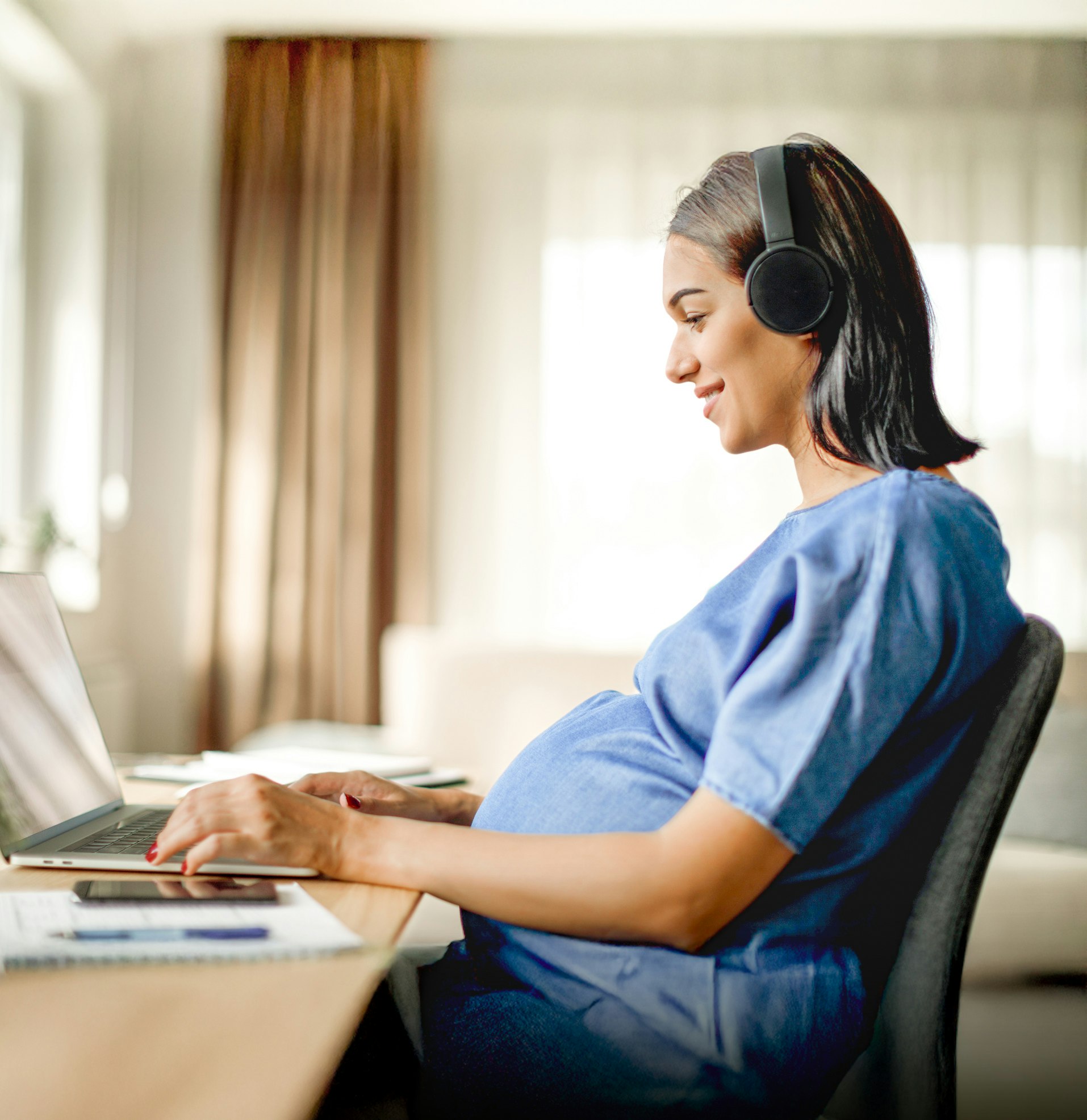 schwangere frau am laptop schwangere frau am laptop