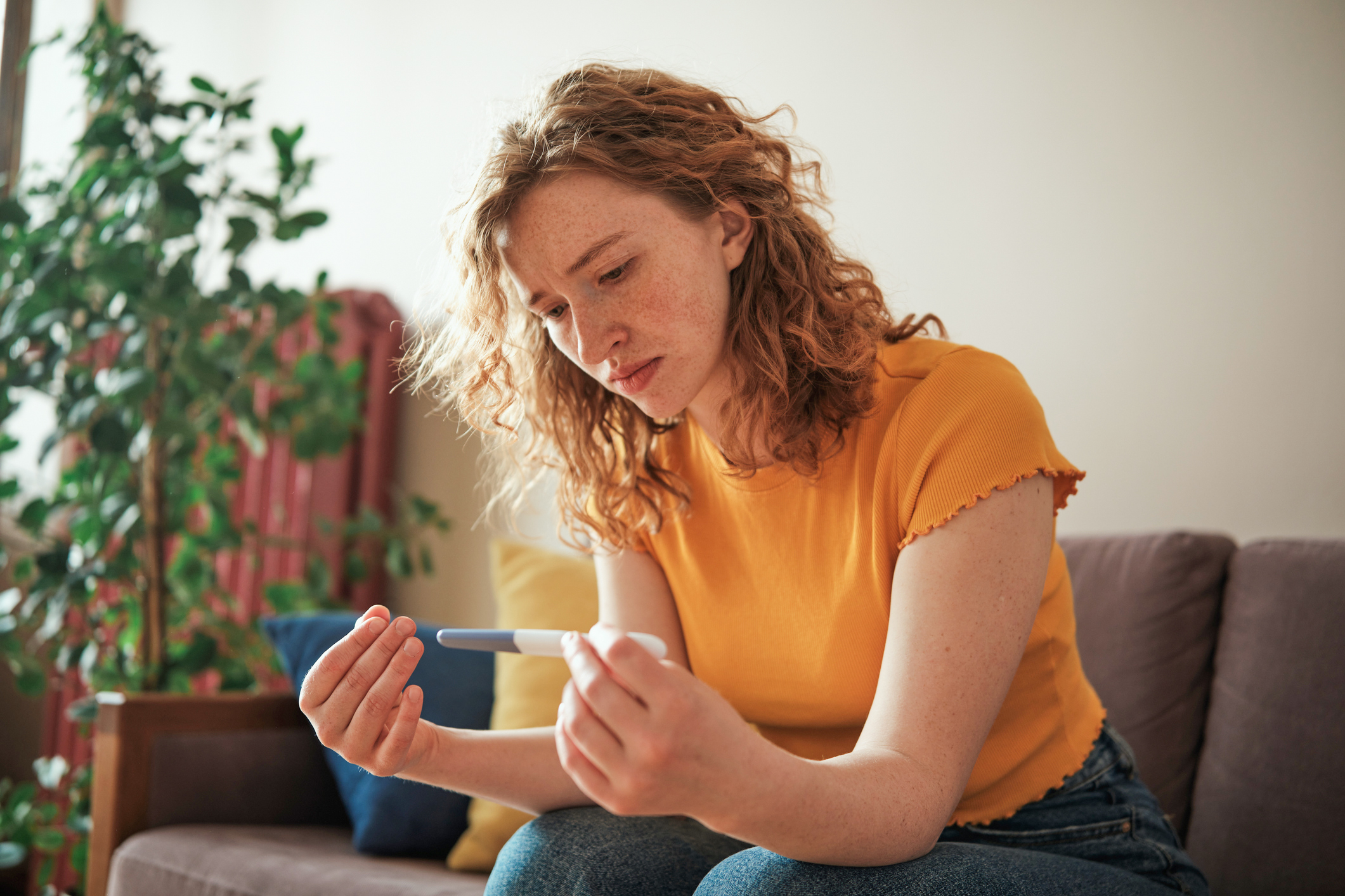 frau_mit_schwangerschaftstest_in_der_hand_besorgt frau_mit_schwangerschaftstest_in_der_hand_besorgt