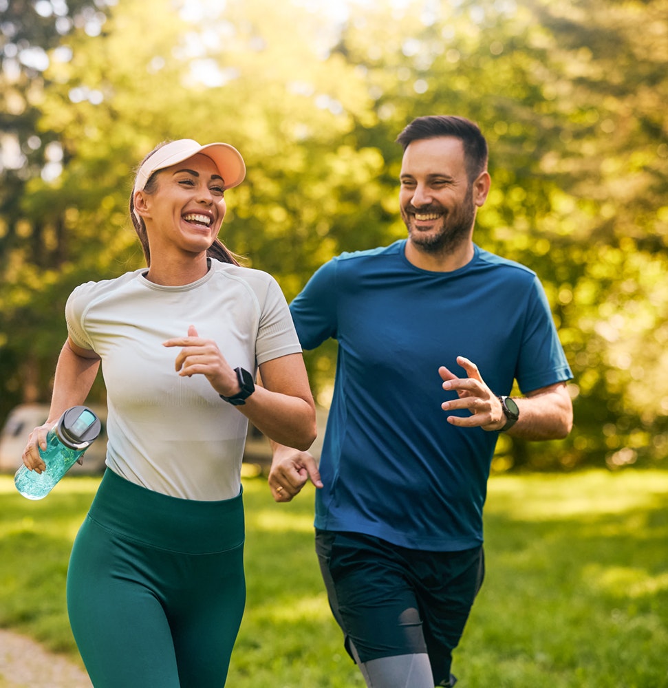 Paar am Joggen im Park Paar am Joggen im Park