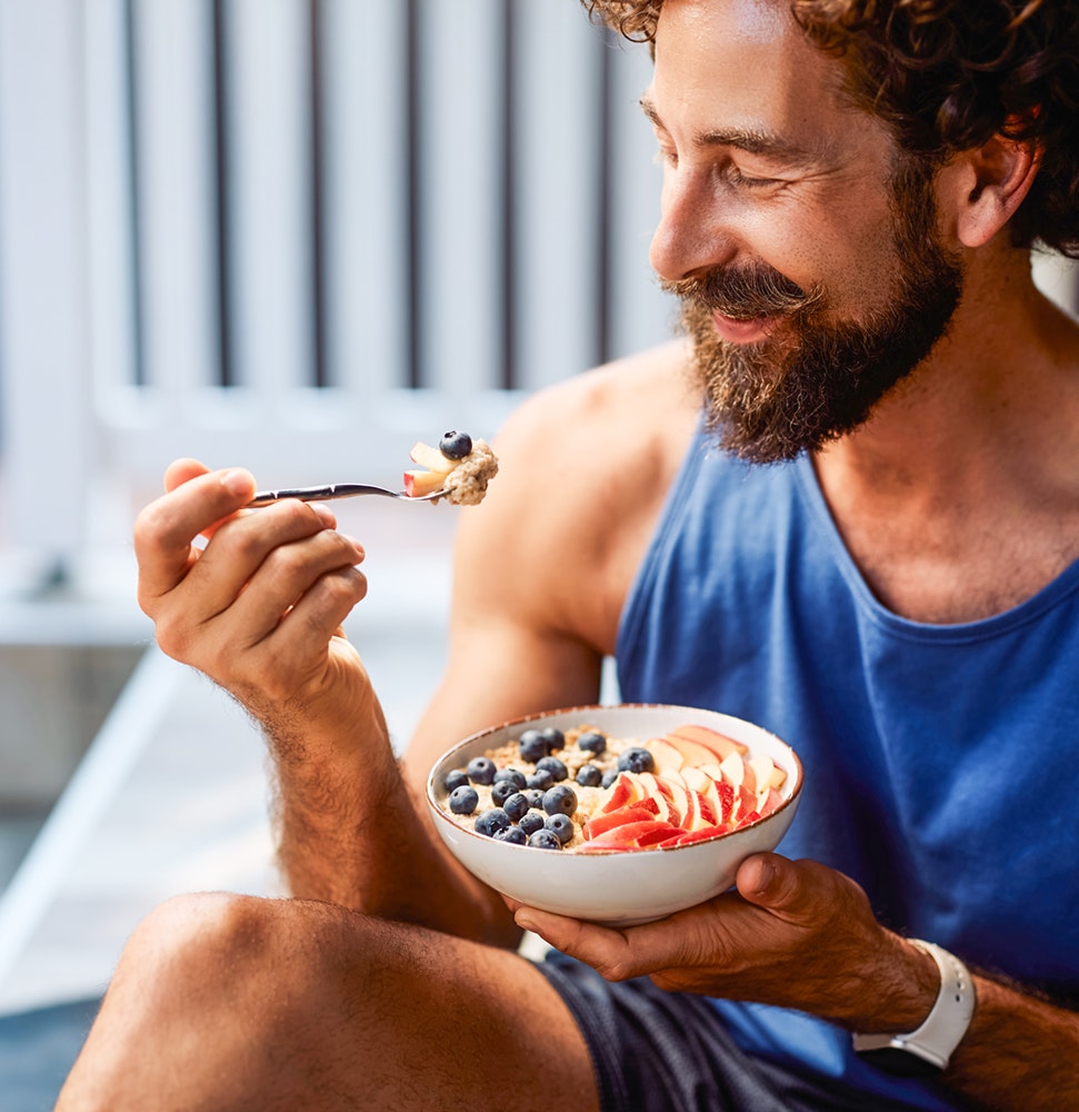 Mann isst gesundes Frühstück Mann isst gesundes Frühstück