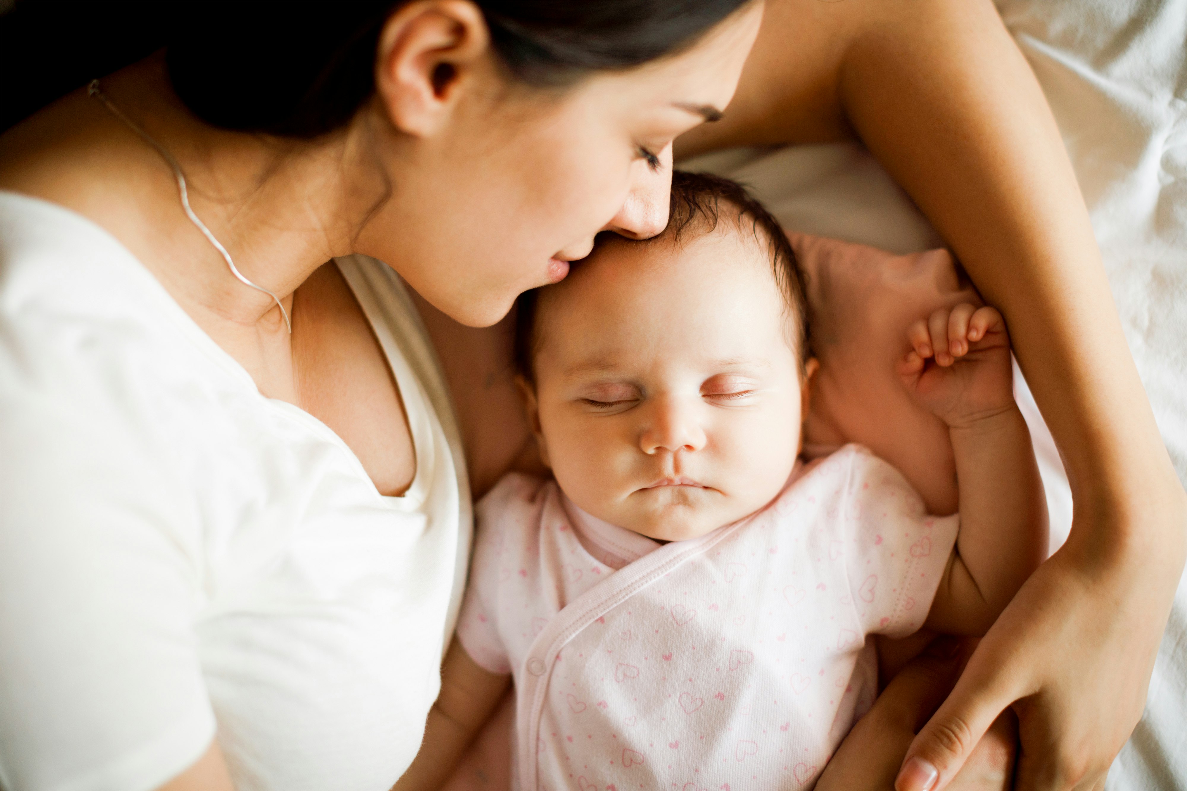 Mutter schläft mit ihrem Baby