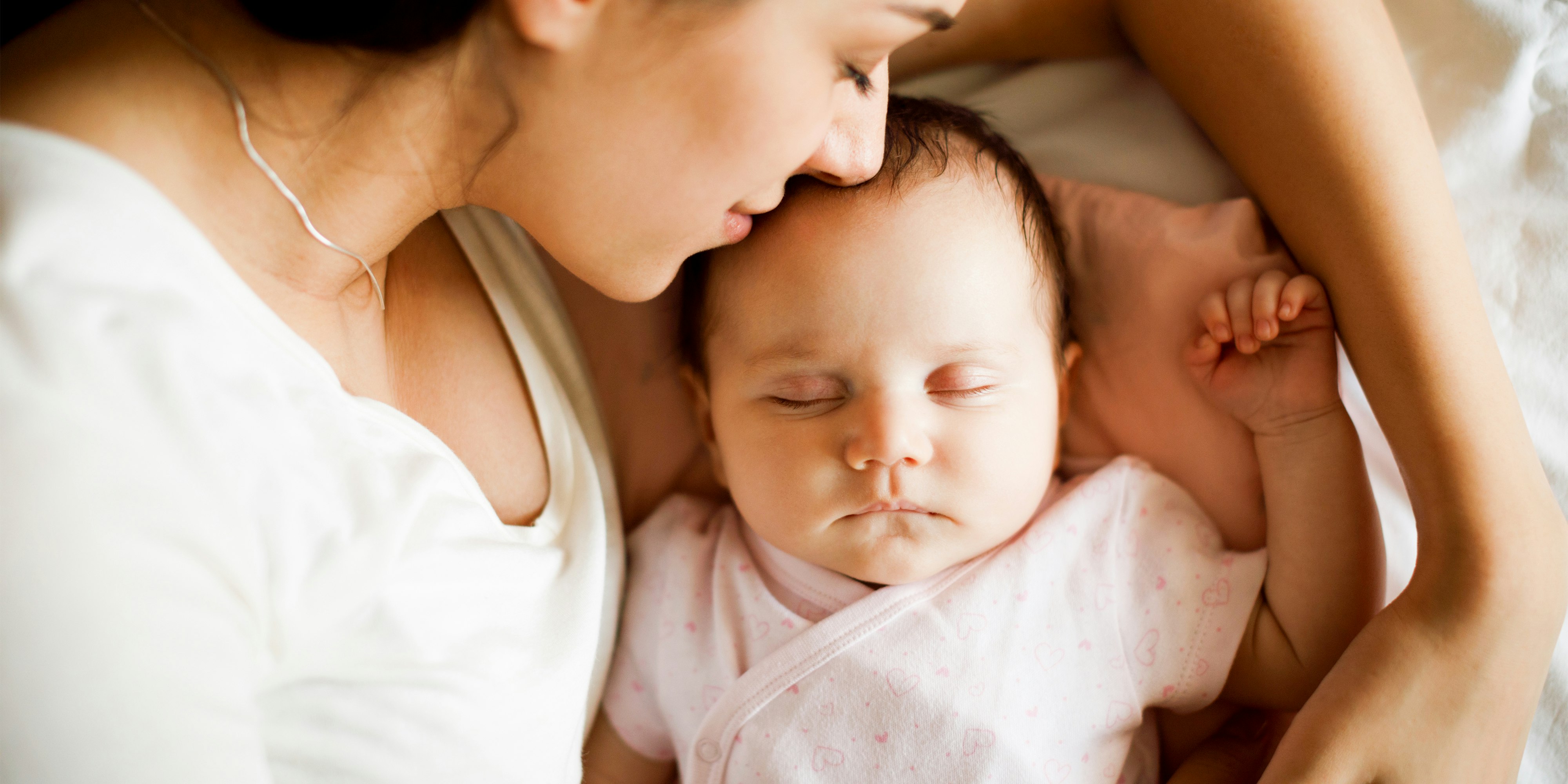 Mutter schläft mit ihrem Baby Mutter schläft mit ihrem Baby