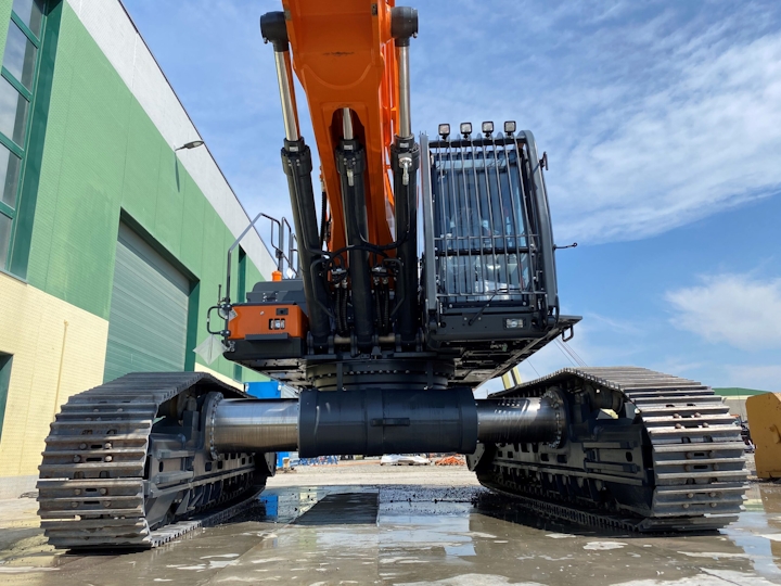 Widened undercarriage