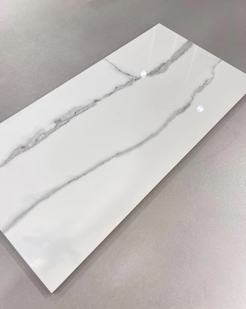 Piastrelle In Gres Porcellanato Effetto Marmo Bianco, Formato 30x60 Cm, Spessore 1 Cm, Set Da 7 Pezzi (1,26 Mq), Bordi Rettificati, Made In Italy, Ideali Per Interni Ed Esterni